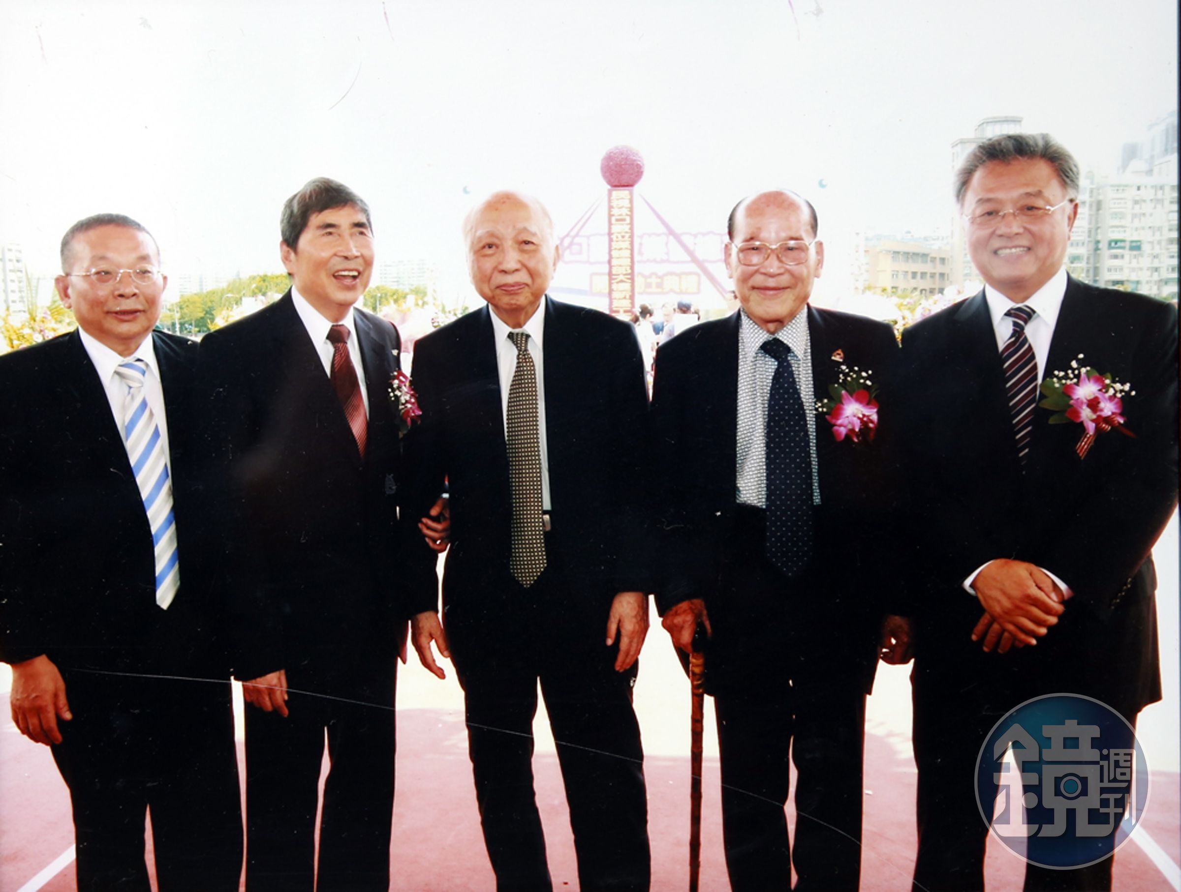 民視大股東及董事會成員在民視林口總部大樓動土儀式，留下難得的合影。右起為前總經理陳剛信、常董田再庭、大股東穎川建忠、創辦人蔡同榮、常董陳清福。