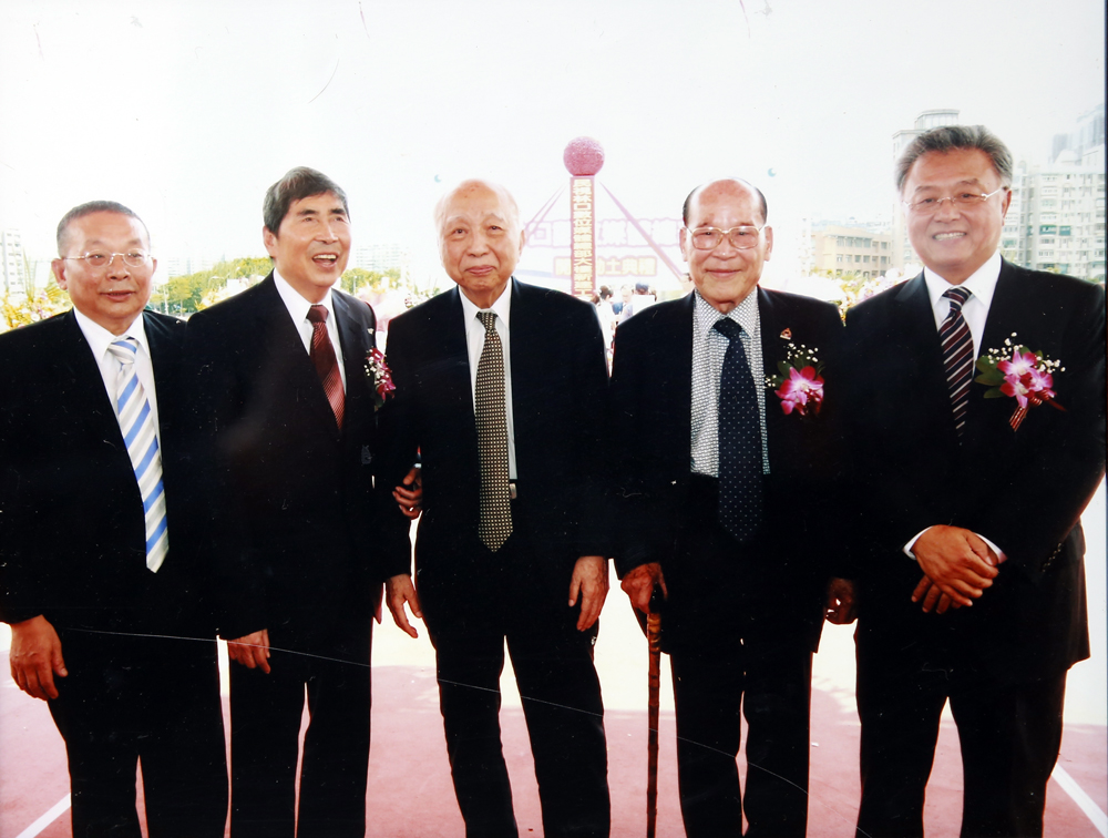 民視大股東及董事會成員在民視林口總部大樓動土儀式，留下難得的合影。右起為前總經理陳剛信、常董田再庭、大股東穎川建忠、創辦人蔡同榮、常董陳清福。