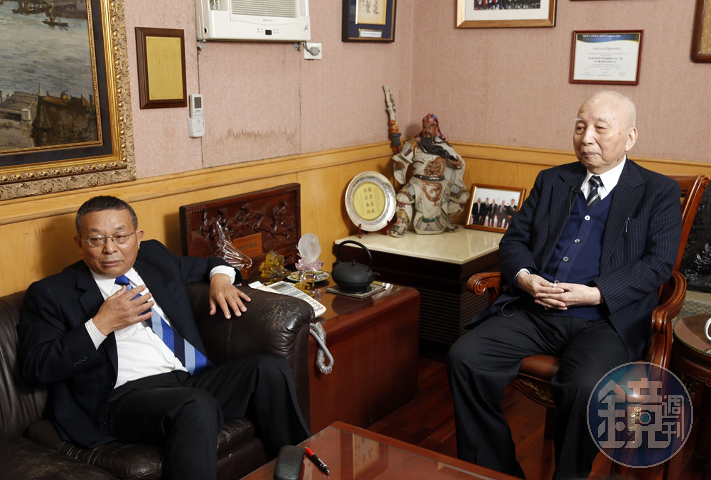 高齡94歲的民視大股東穎川建忠（右）及民視常董陳清福，原本從不介入民視經營，卻首度打破沉默，對現有的經營團隊表達不滿。