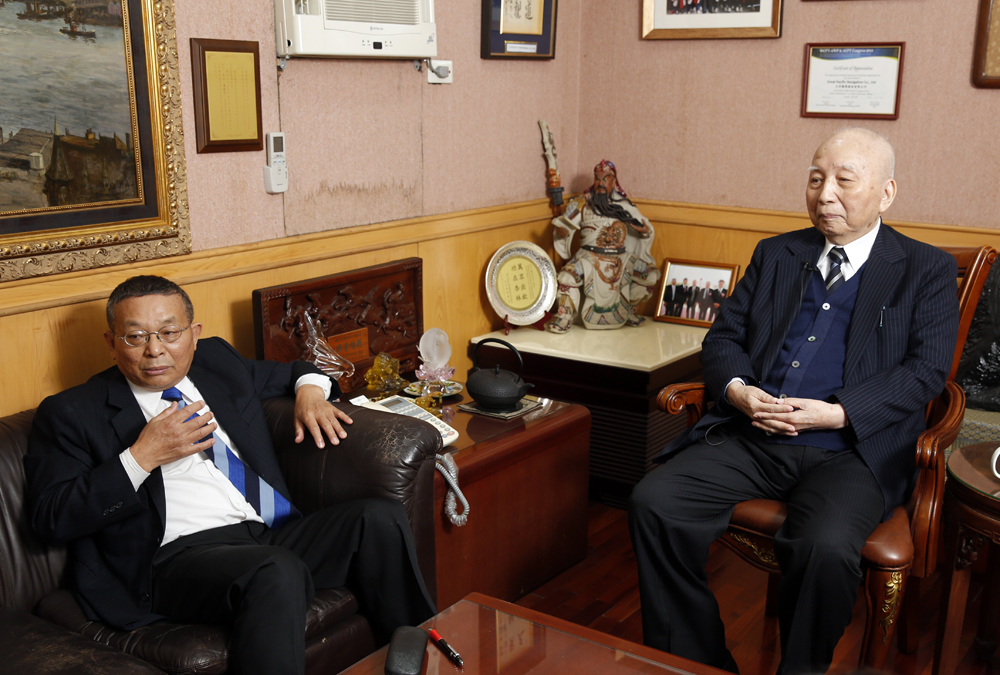 高齡94歲的民視大股東穎川建忠（右）及民視常董陳清福，原本從不介入民視經營，卻首度打破沉默，對現有的經營團隊表達不滿。