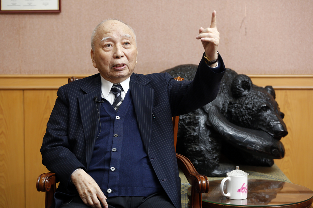 味王一度爆發經營危機，穎川建忠以高齡80歲接棒董事長，讓味王度難關。