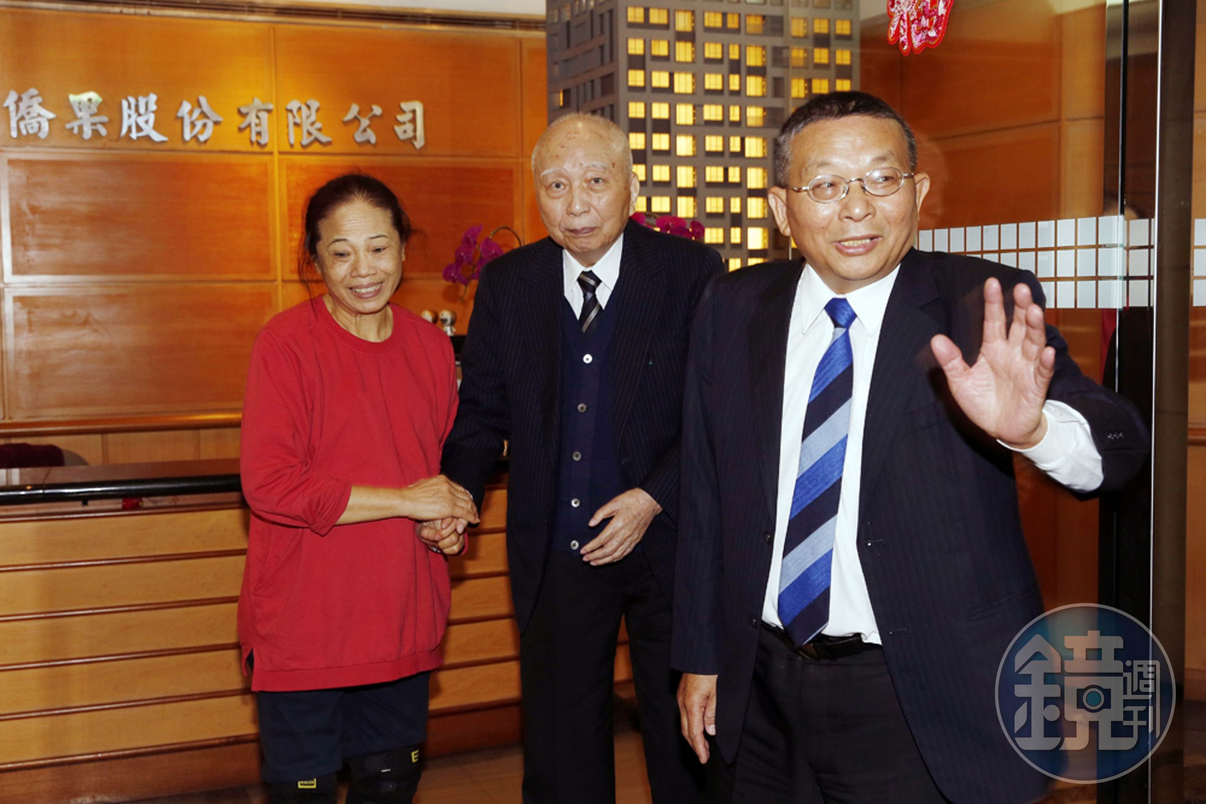 穎川建忠（中）秉持著日本人「有禮」的精神，採訪結束還親自到門口送記者離開。