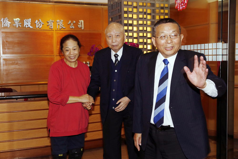 穎川建忠（中）秉持著日本人「有禮」的精神，採訪結束還親自到門口送記者離開。