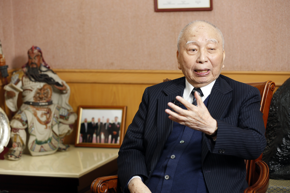 穎川建忠當年為作生意改姓，為提醒自己不忘本，把「穎川」當日本姓氏。