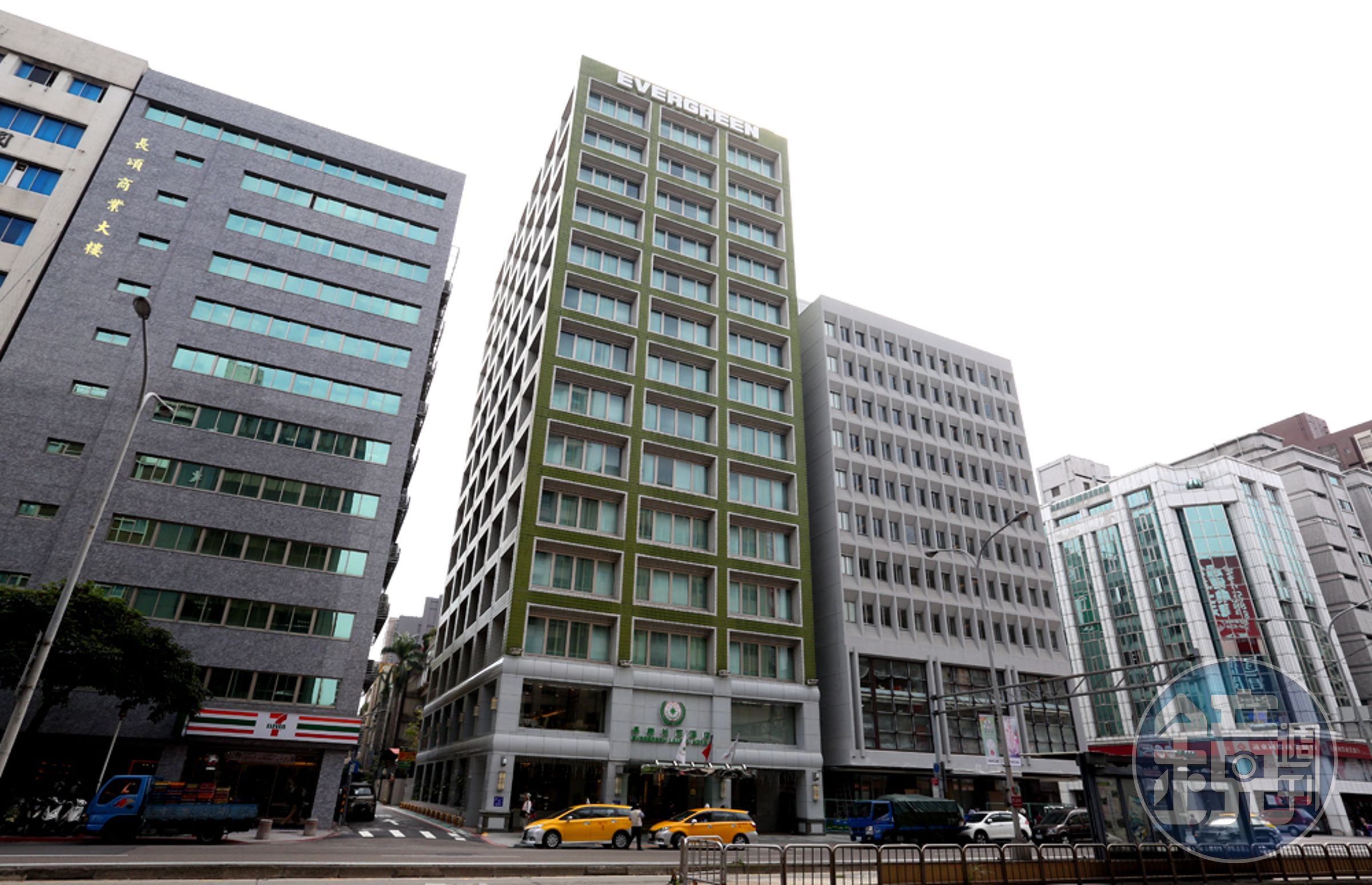 台北長榮桂冠酒店其實是張榮發從穎川建忠家族手中買地後興建。