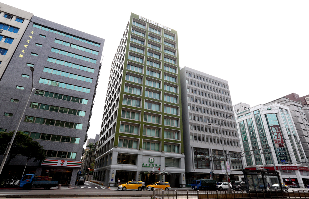 台北長榮桂冠酒店其實是張榮發從穎川建忠家族手中買地後興建。