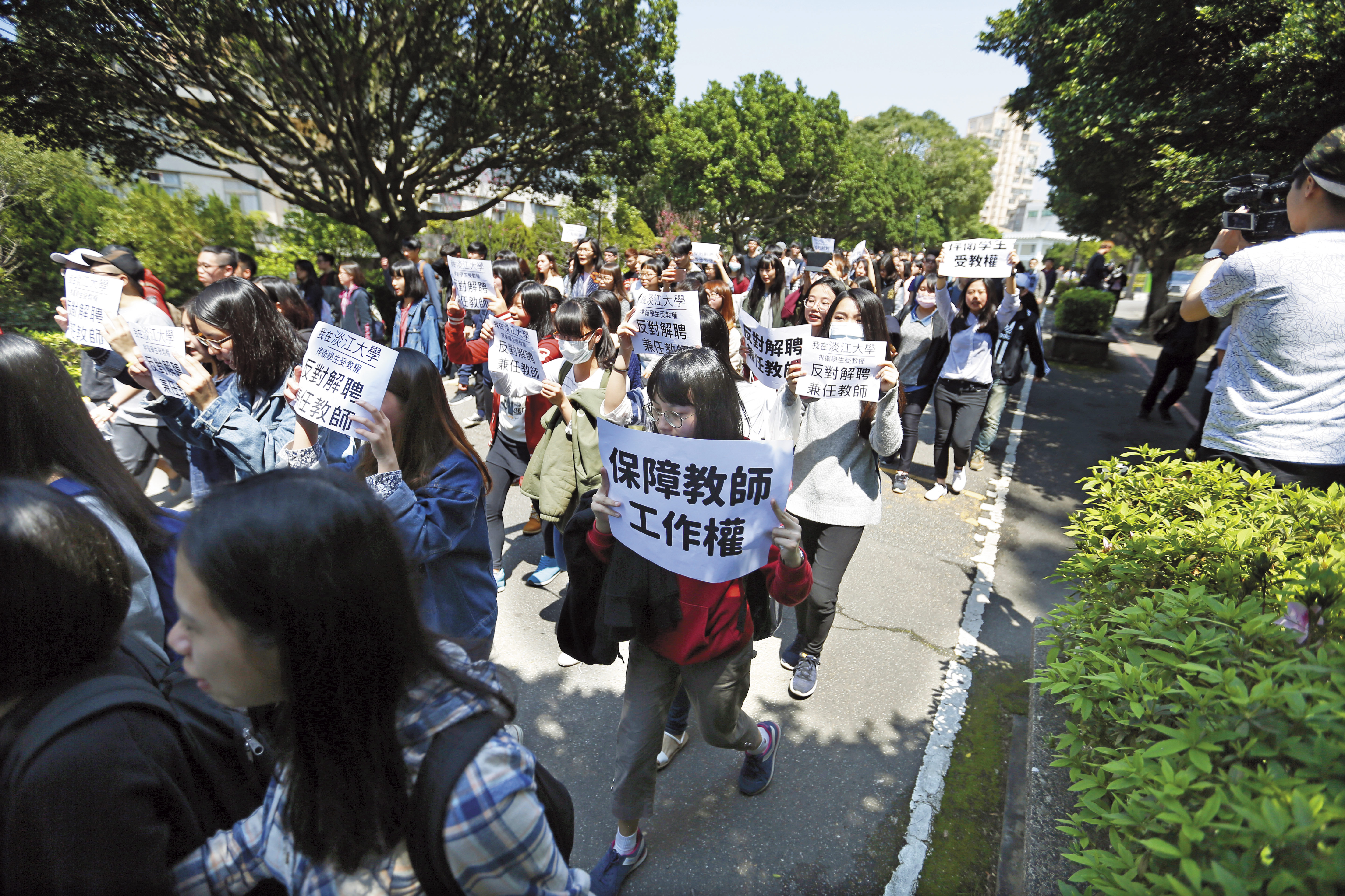 淡江大學爆出大量解聘潮，數百學生挺身而出為講師發聲，要求校方保障教師工作權。