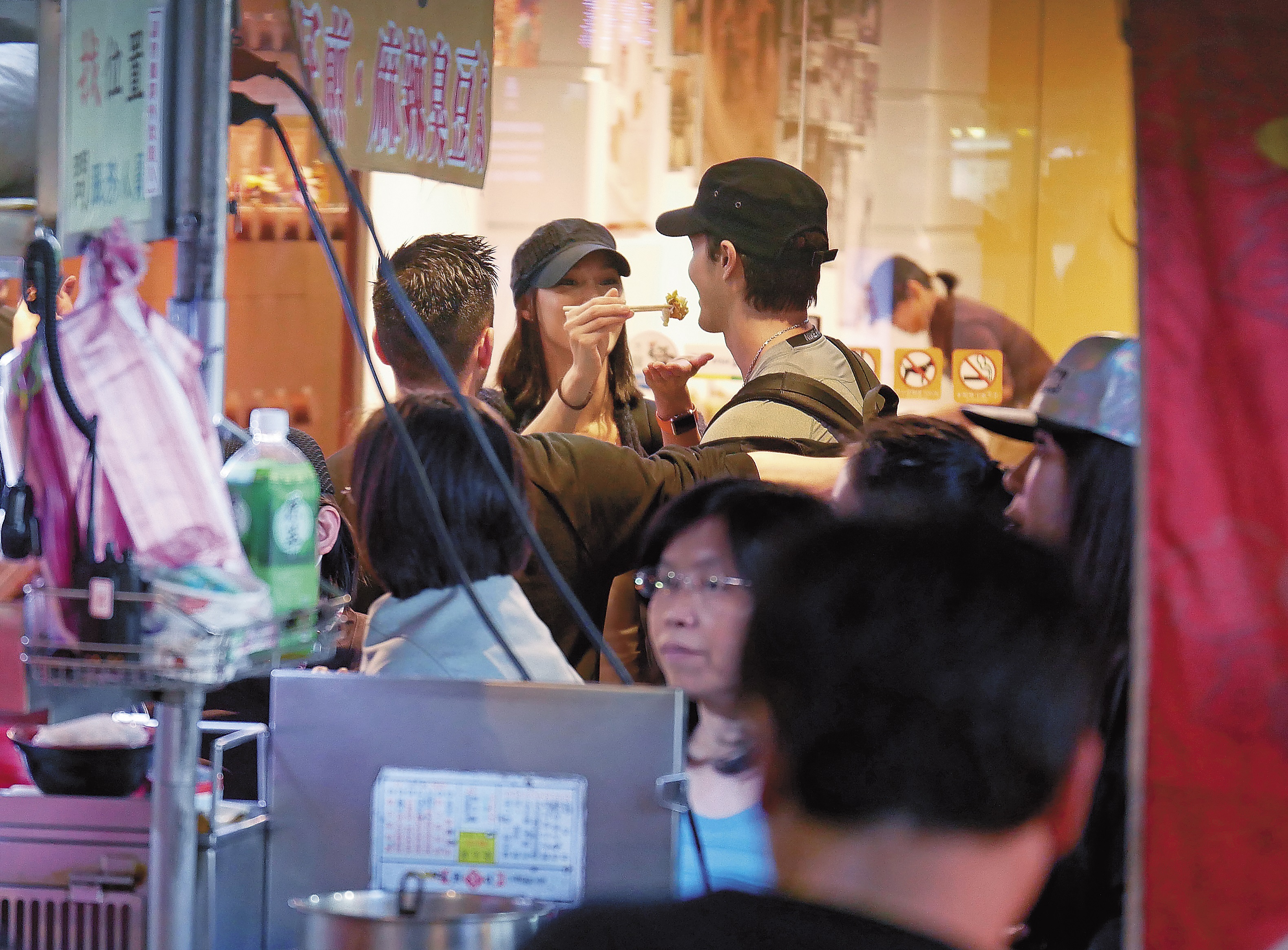 錦榮跟Akemi逛的是錦榮跟Jolin也去逛的夜市，還上演臭豆腐餵食秀。