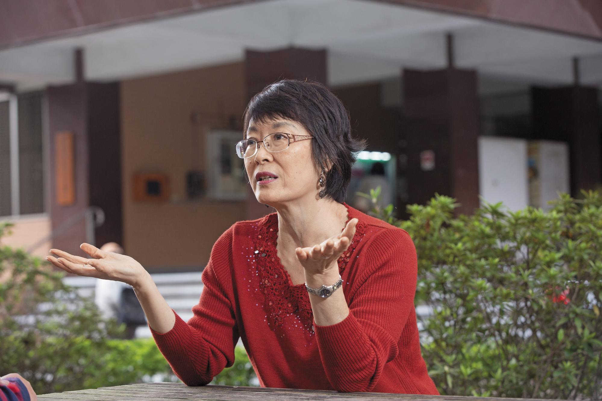 淡江大學法文系兼任講師宋亞克，在網路上開罵讓淡大解聘案曝光，她更直言講師「豬狗不如」，辛苦工作卻得不到基本保障。