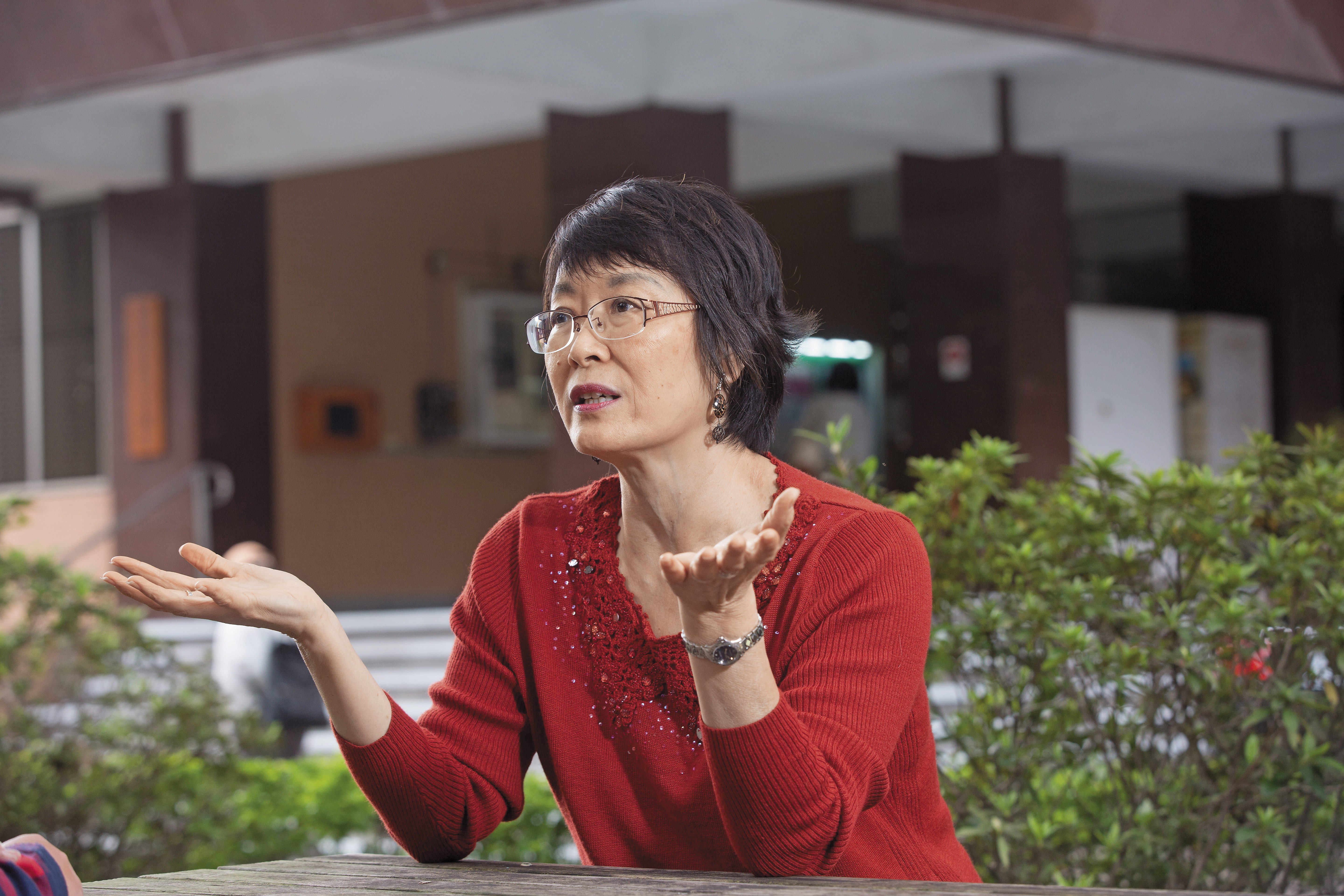 淡江大學法文系兼任講師宋亞克，在網路上開罵讓淡大解聘案曝光，她更直言講師「豬狗不如」，辛苦工作卻得不到基本保障。