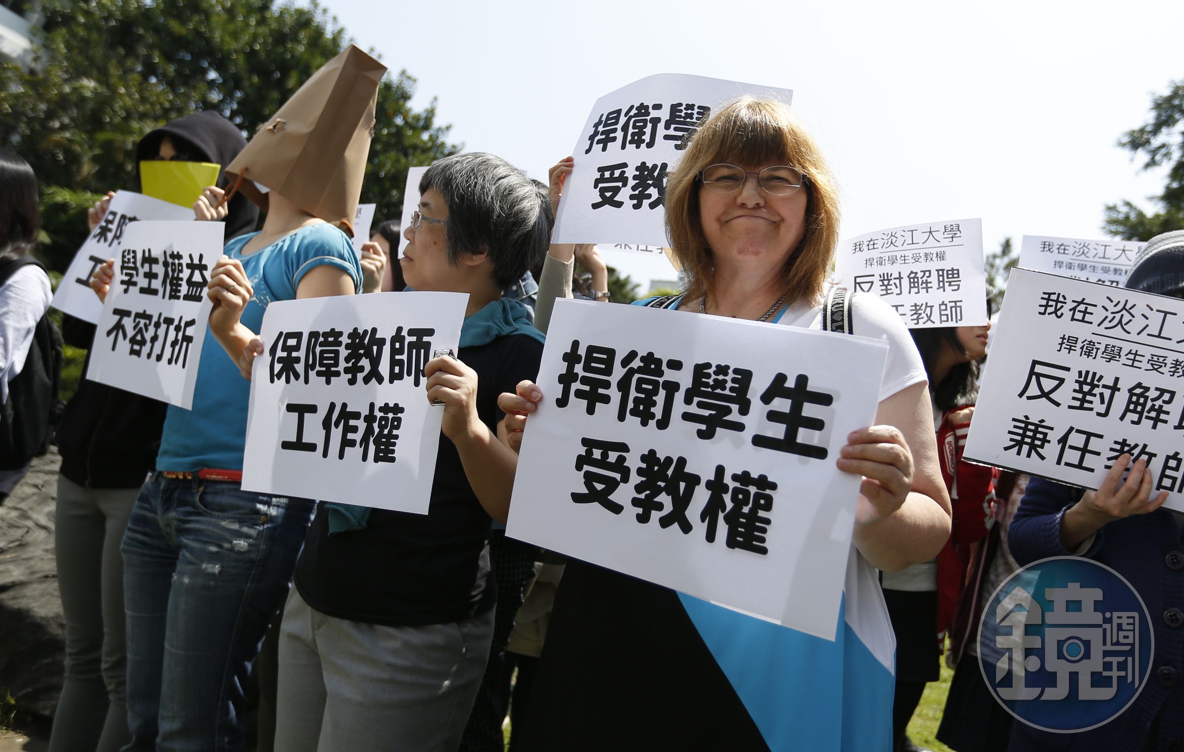 淡江英文系兼任教師丘瑪拉透過麥克風道出全數講師的疑問和憤怒。