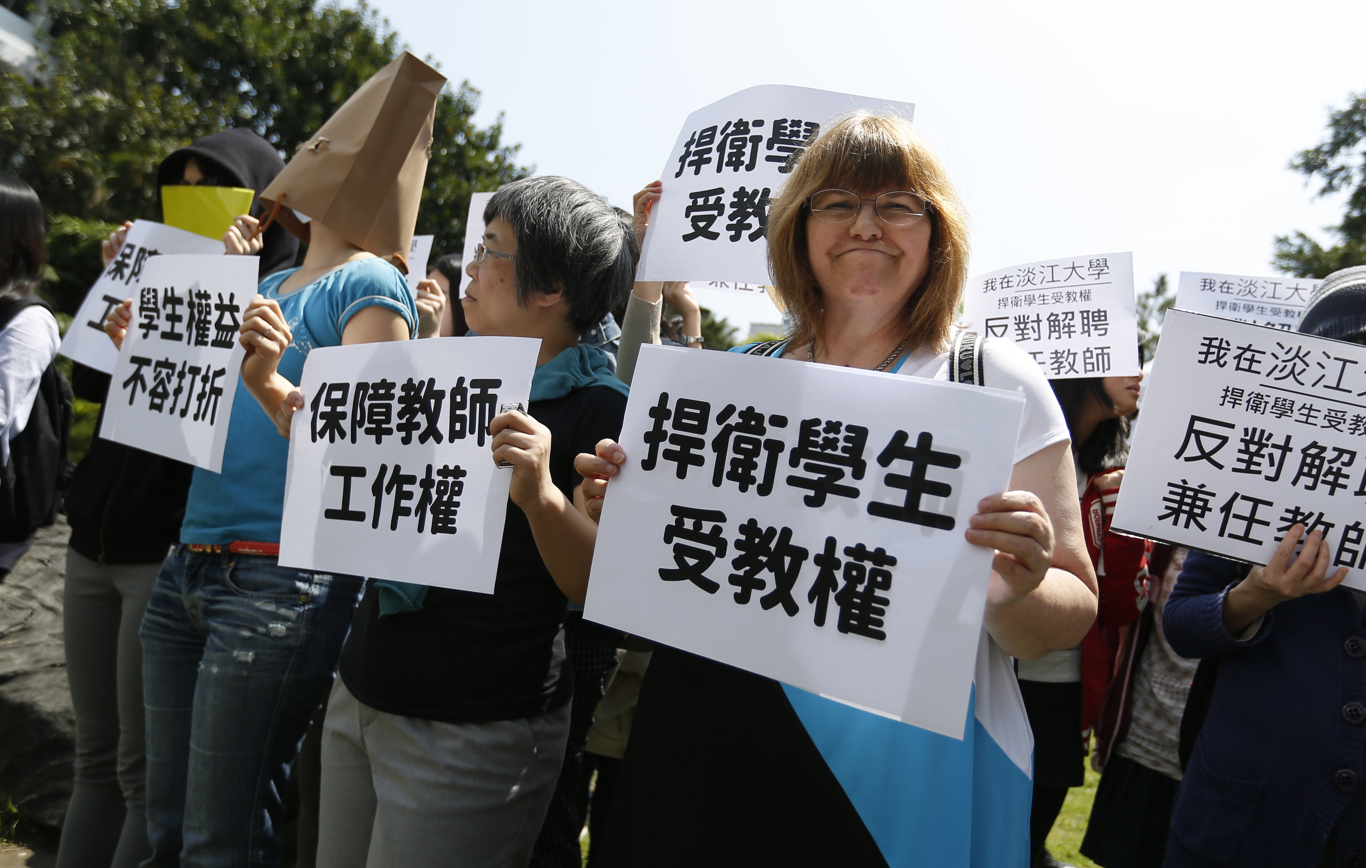 淡江英文系兼任教師丘瑪拉透過麥克風道出全數講師的疑問和憤怒。