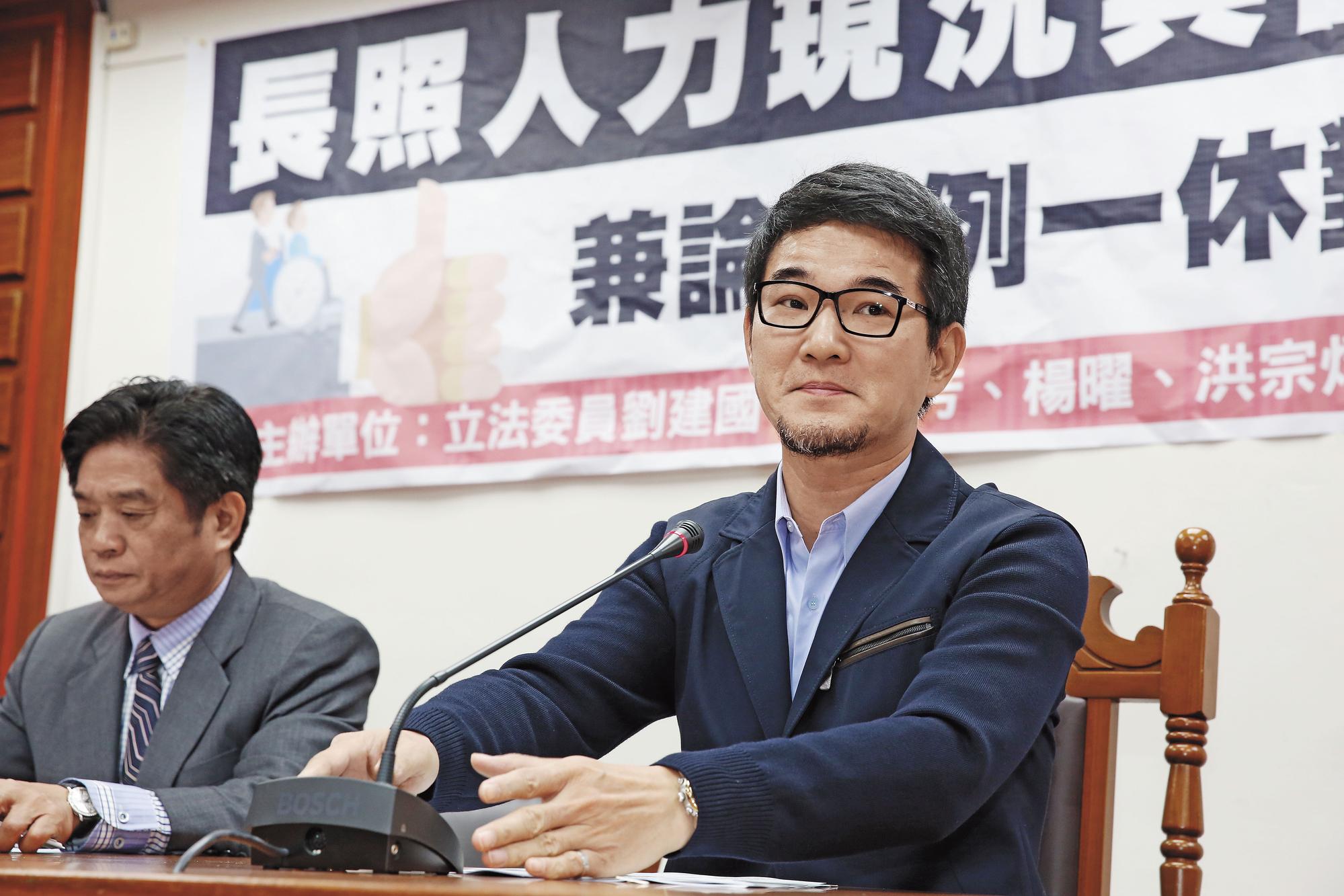 李婉鈺在臉書放上與立委劉建國(前)的「床照」,劉強調與李早已分手。