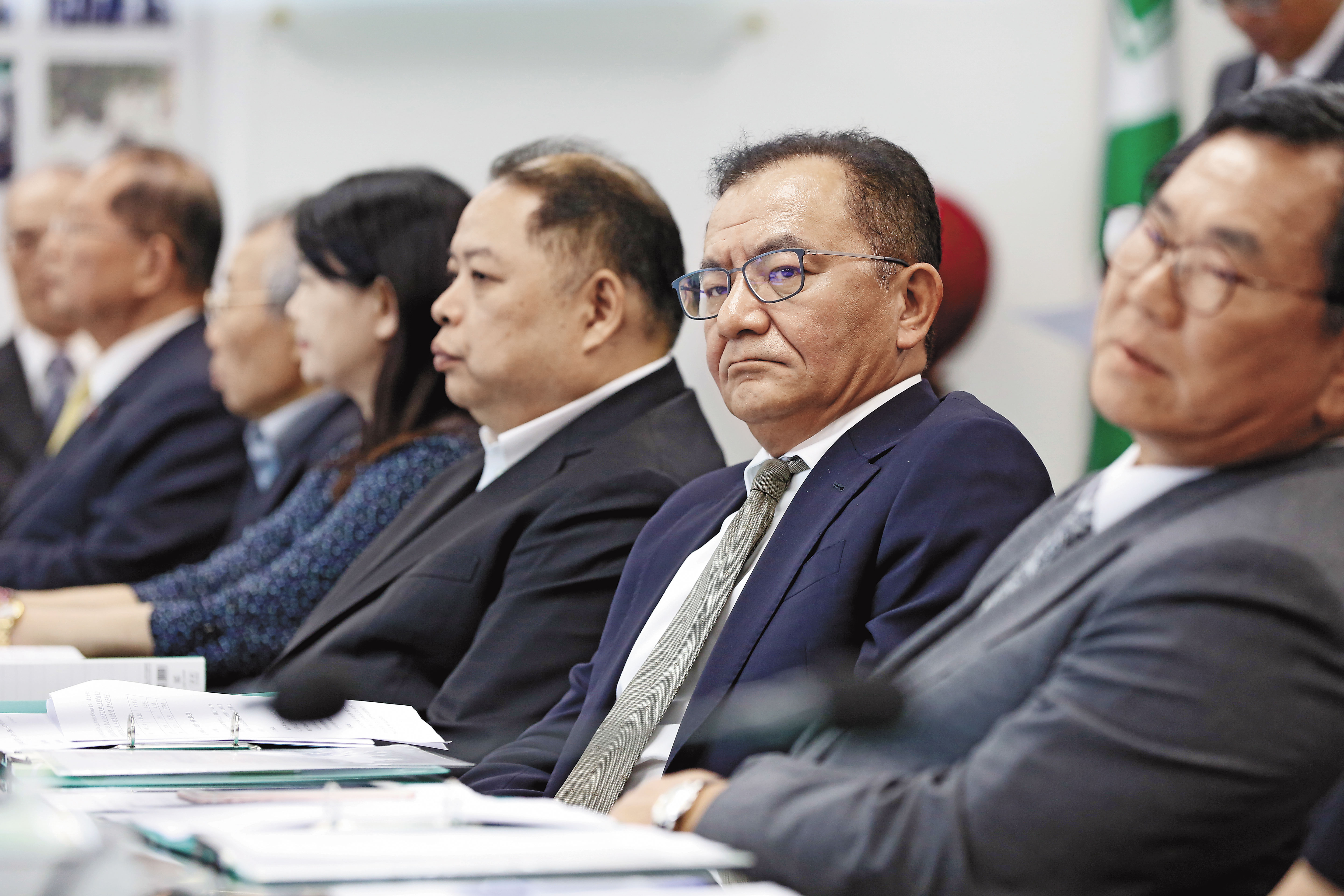 李婉鈺被媒體直擊和立委高志鵬（右2）深夜吃火鍋，李親密幫高擦汗。