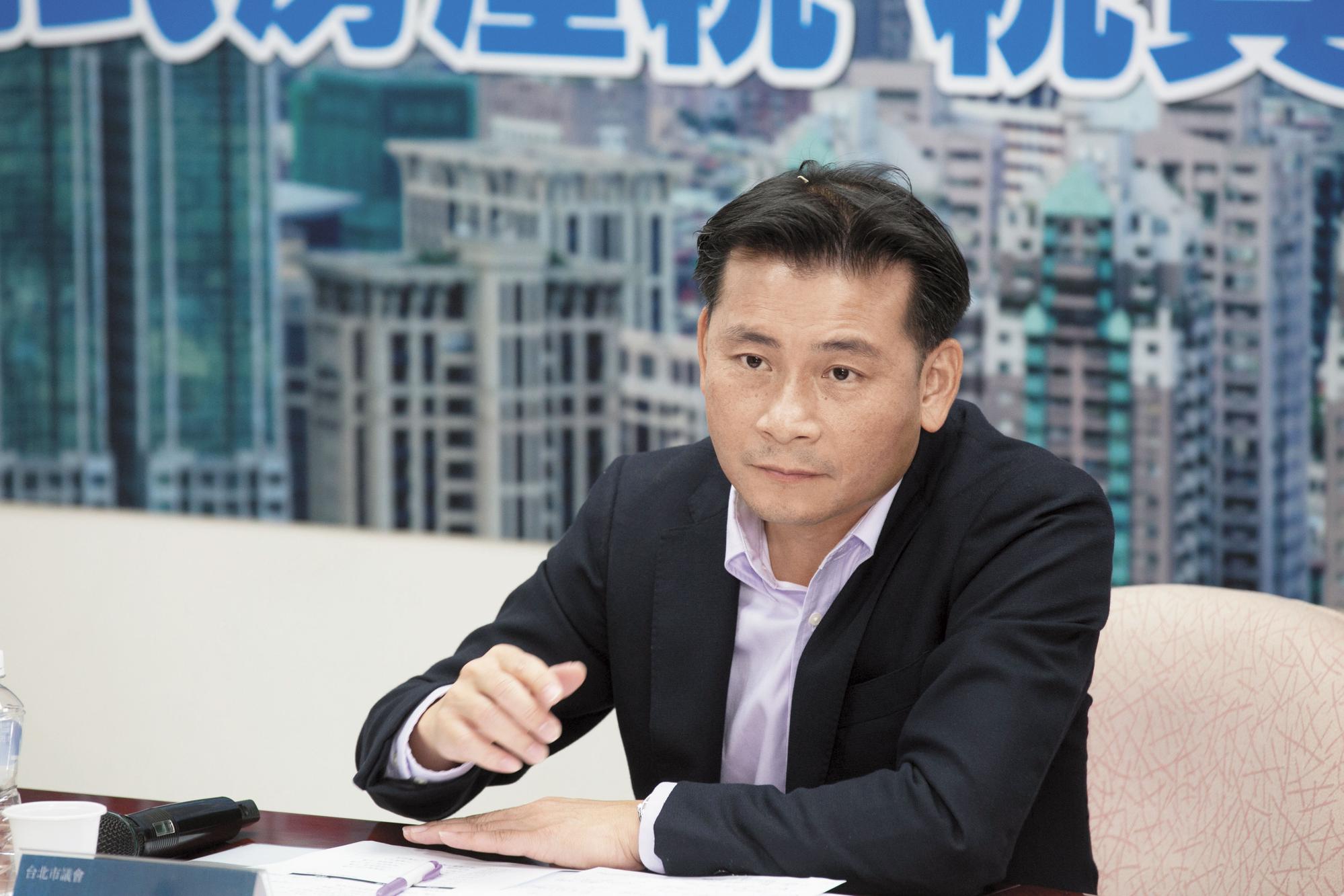 戴錫欽住院時，民進黨美女議員許淑華6天4度到醫院探視。