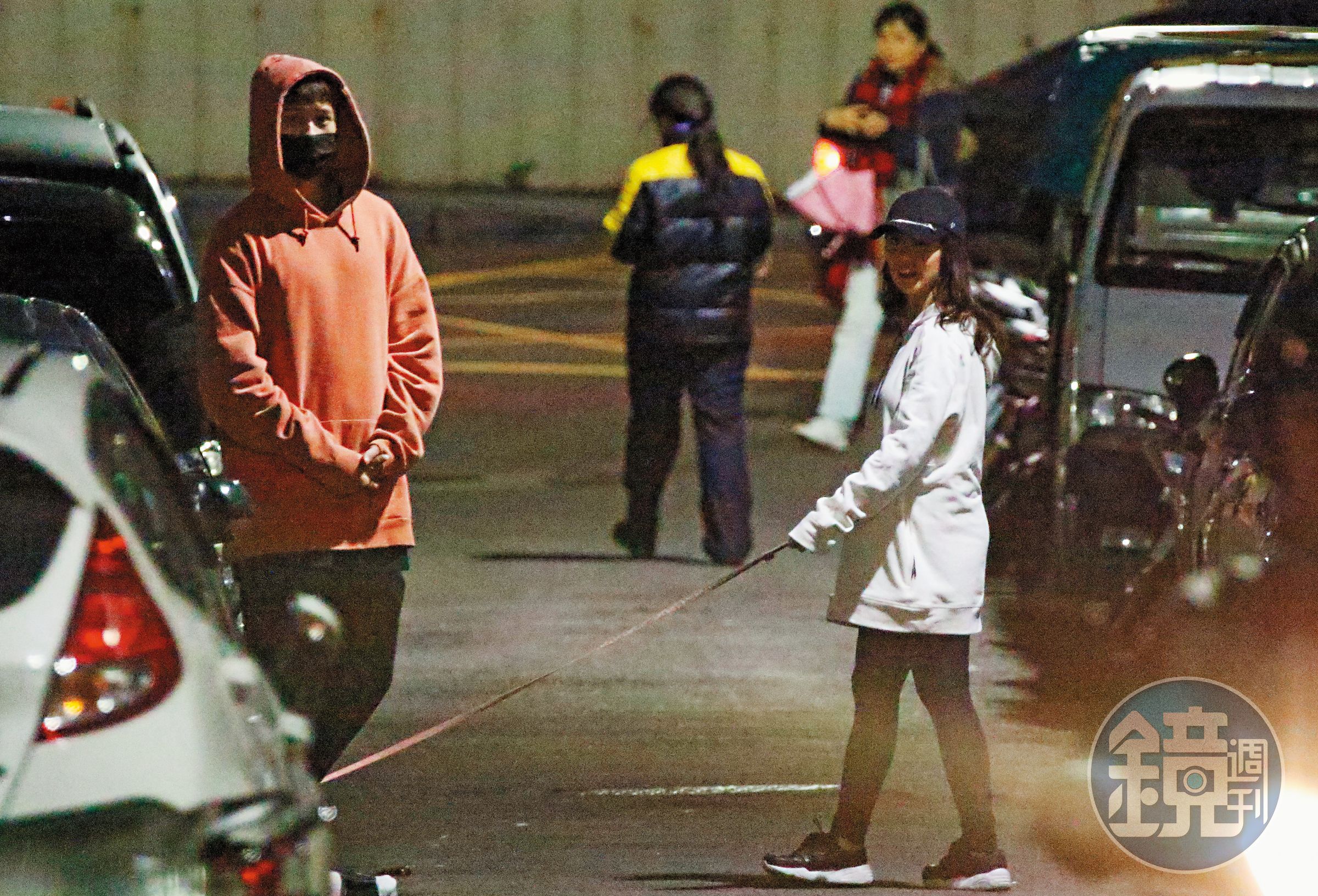 發現狗仔跟拍，金陽（左）做出不知所云的舞蹈動作，想跟狗仔battle。