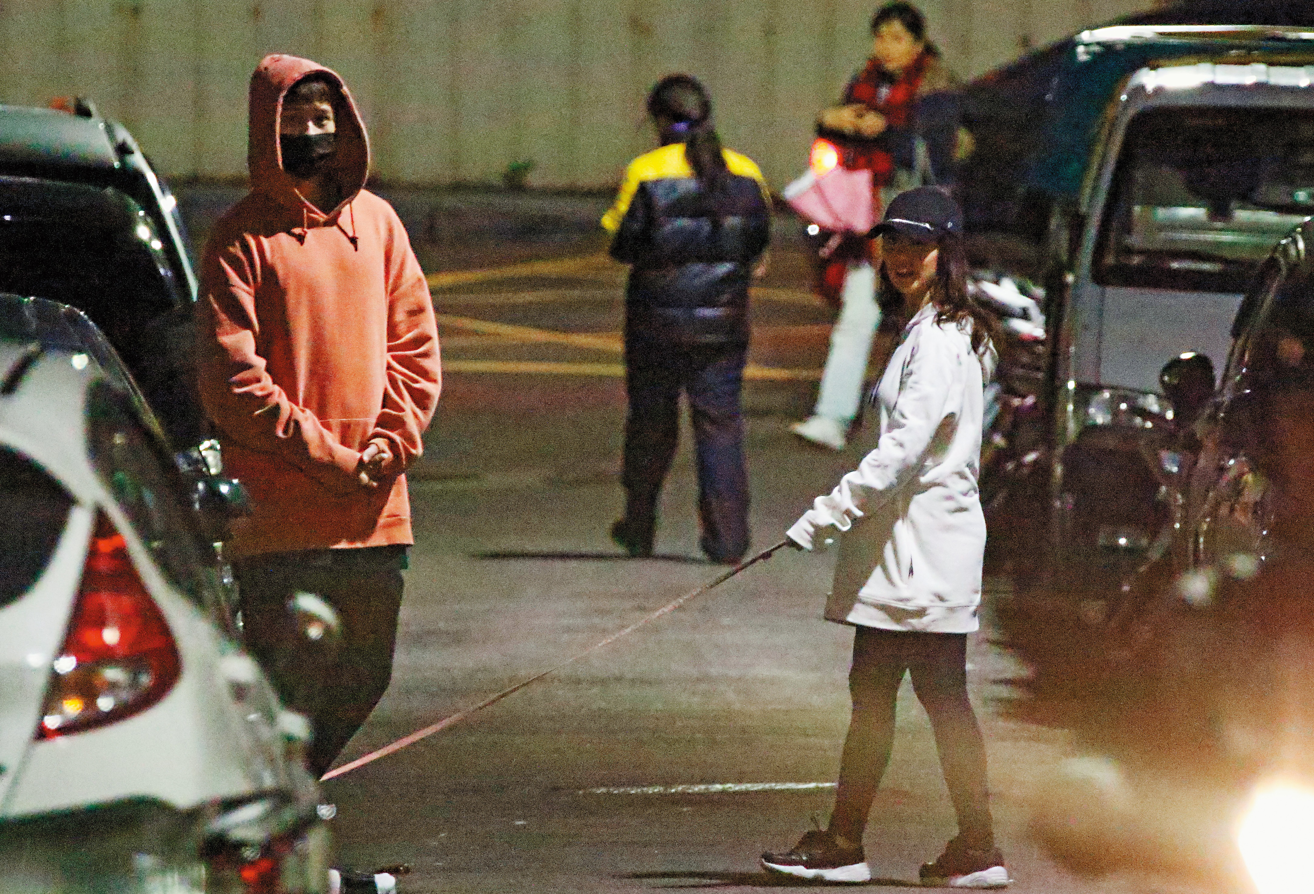 發現狗仔跟拍，金陽（左）做出不知所云的舞蹈動作，想跟狗仔battle。