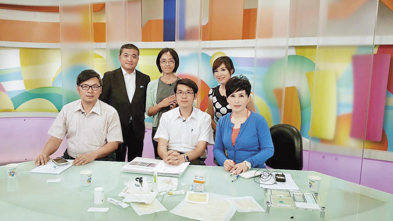 詹富盛(前排左)頂著台灣美容形體醫學會理事長頭銜,曾受邀上電視節目講述醫美相關話題。(翻攝詹富盛臉書)