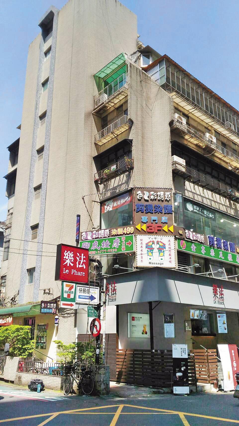 由詹富盛擔任理事長的「台灣形體美容整合醫學會」官網上的地址，隱身民宅，也沒有明顯招牌。