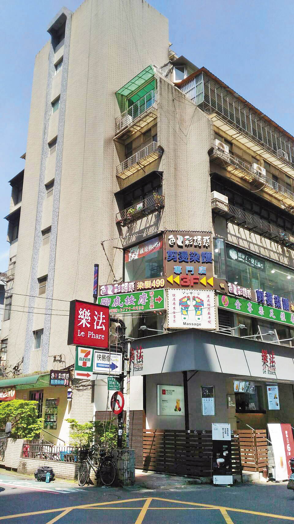 由詹富盛擔任理事長的「台灣形體美容整合醫學會」官網上的地址，隱身民宅，也沒有明顯招牌。