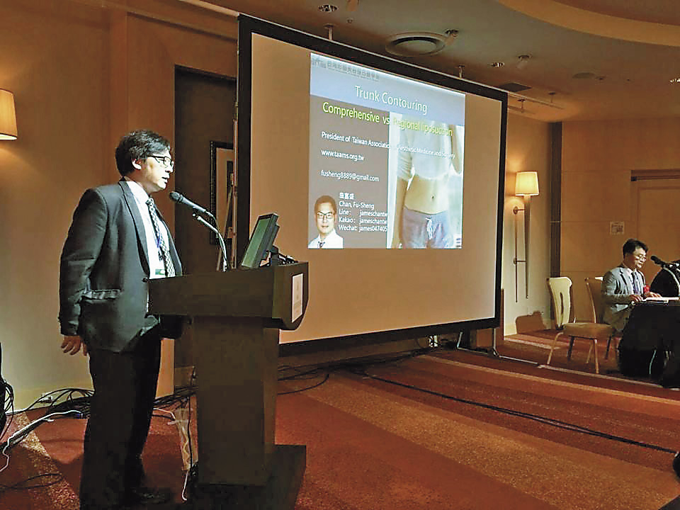 發生多次醫美糾紛的詹富盛（左），以台灣美容形體整合學會理事長身分，四處演講，甚至遠赴韓國學術交流。（翻攝詹富盛臉書）