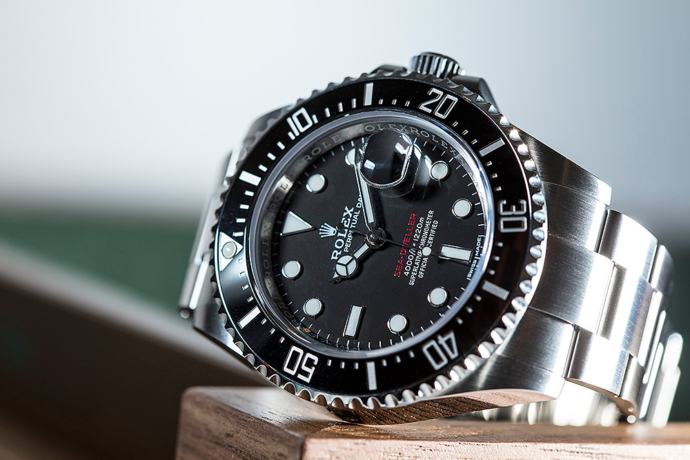俗稱「水鬼」的ROLEX潛水錶系列一向是許多人的夢幻逸品，這款126660對於消費者來說，其最大的魅力除了面盤上那排紅字之外，增大到43mm的錶徑亦增加了不少「魄力」！不過不少基本教義派的勞迷倒是對於那附加的日期放大鏡有些意見。因為以往分辨Submariner與Sea-Dweller最簡單的方式，就是看有沒有這個日期放大鏡（Submariner有，Sea-Dweller無），少了這個特徵，只怕Sea-Dweller的系列特色會不夠「強烈」，但從使用面上來說肯定是好事一樁！