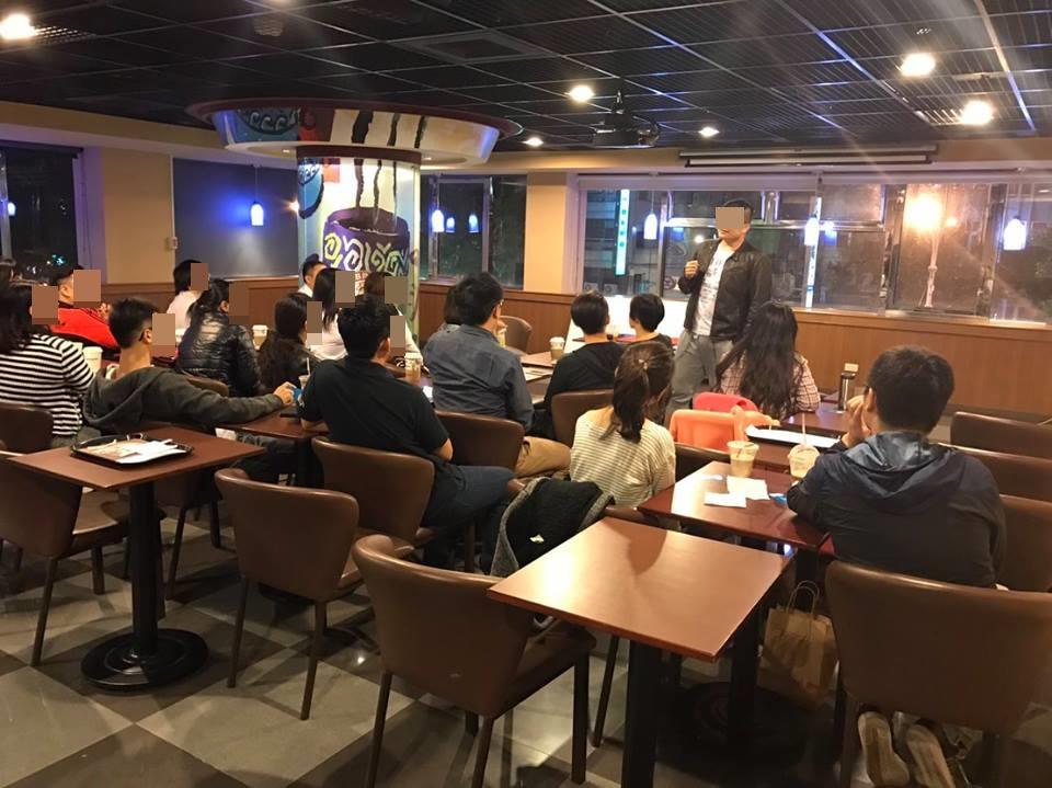 吳東融開設心靈課程,並從學員中挑妃子。