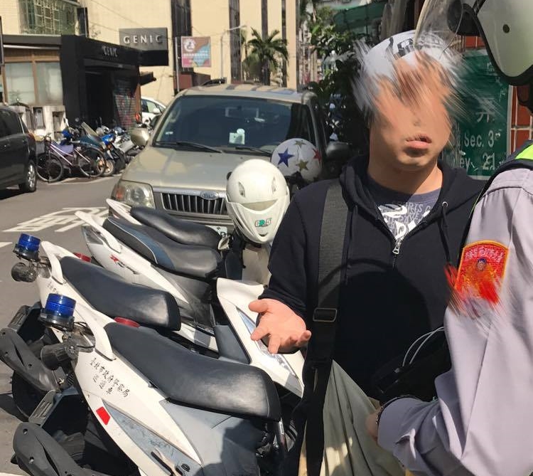警方日前在街頭盤查，但曾嫌竟然因為害怕袋內吸食器被發現，辯稱自己隨身攜帶的是「阿嬤的骨灰」。