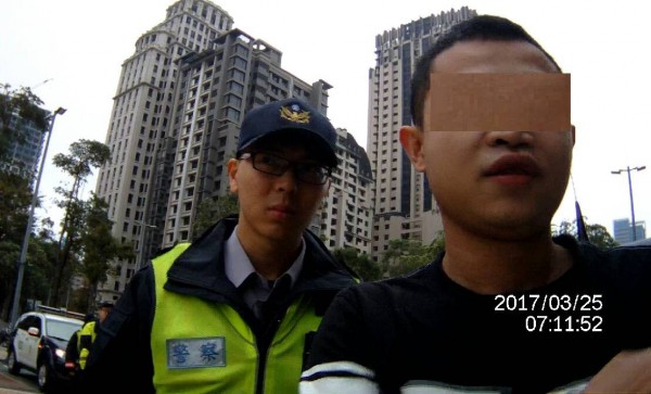 高調通緝犯揪團「鑽轎腳」引來警方盤查而落網。