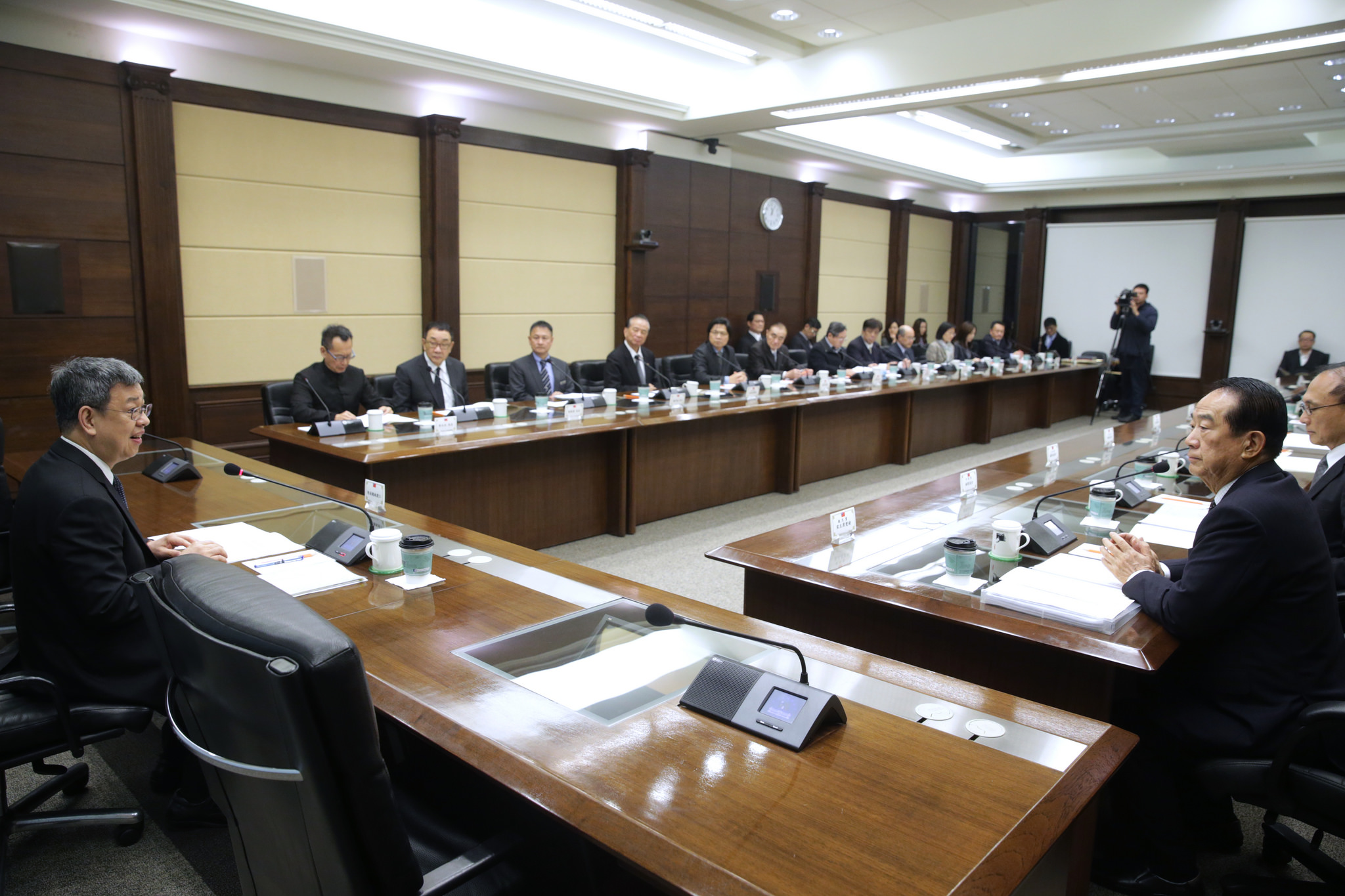 副總統陳建仁（左）本月16日主持前副總統李元簇治喪大員會議。