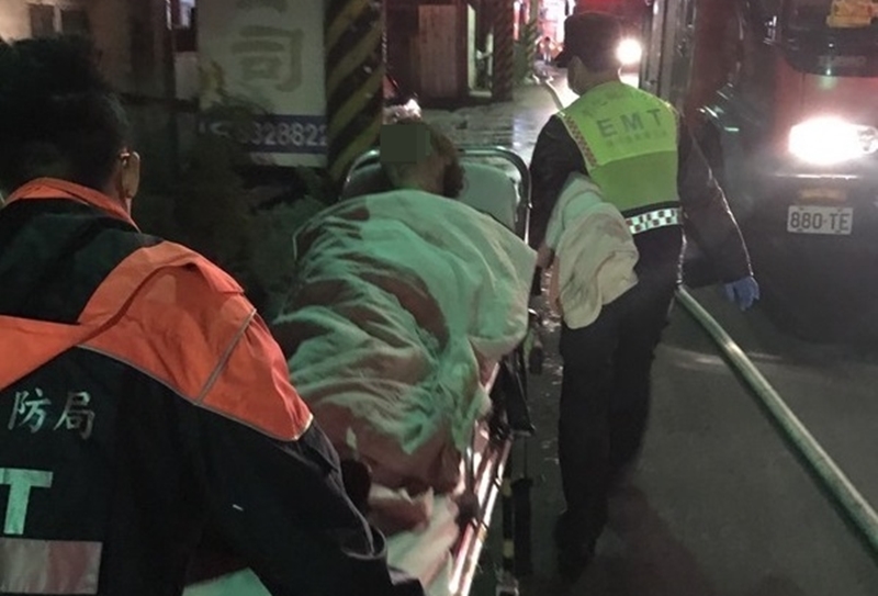 消防局抵達現場時,林母已經逃出火場,但全身大面積燒傷,至今仍未脫離險境。