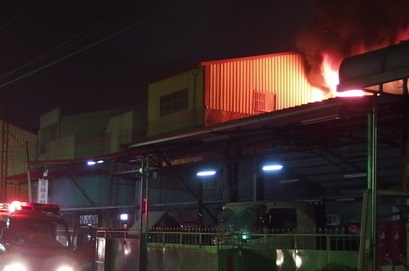 彰化大村鄉民宅凌晨起火，火勢迅速蔓延，造成2重傷、1輕傷。