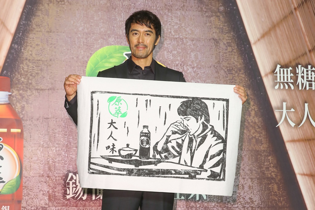 阿部寬現場體驗版畫拓印，展現「大人味」的拓印畫。