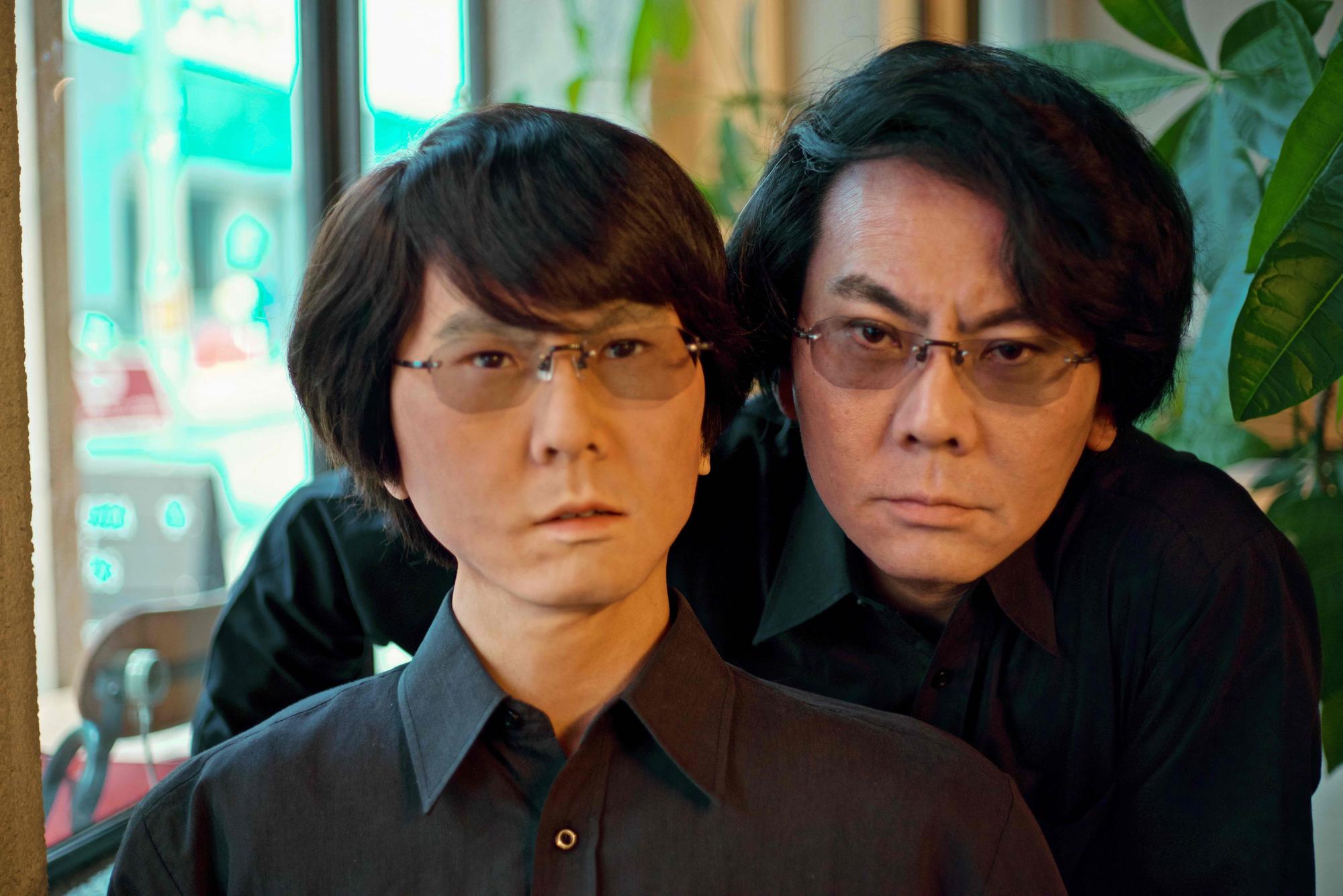 紀錄片《長生不死》中的教授HIROSHI ISHIGURO（右）與人型機器人。