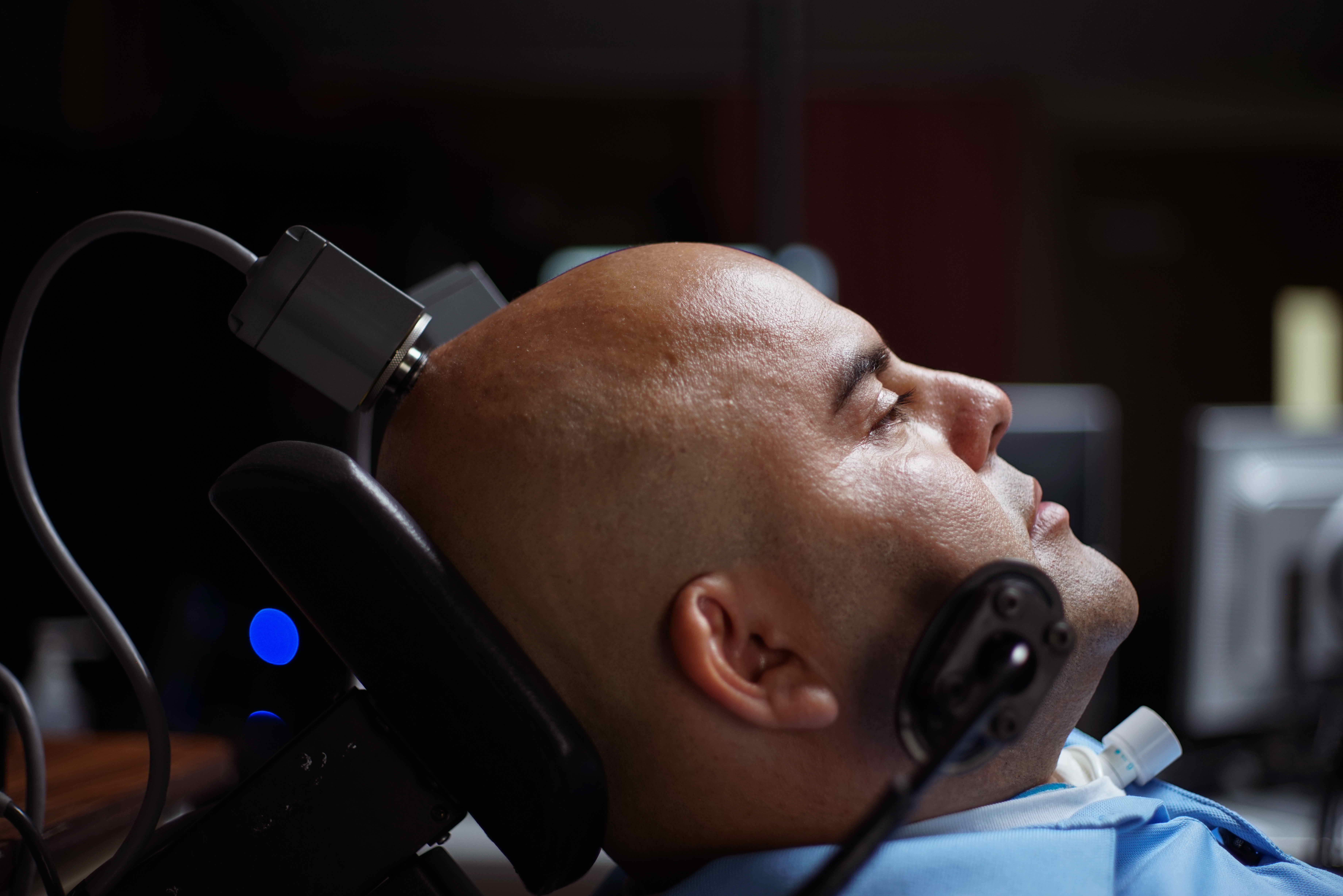 紀錄片《長生不死》中的教授HIROSHI ISHIGURO（右）與人型機器人。