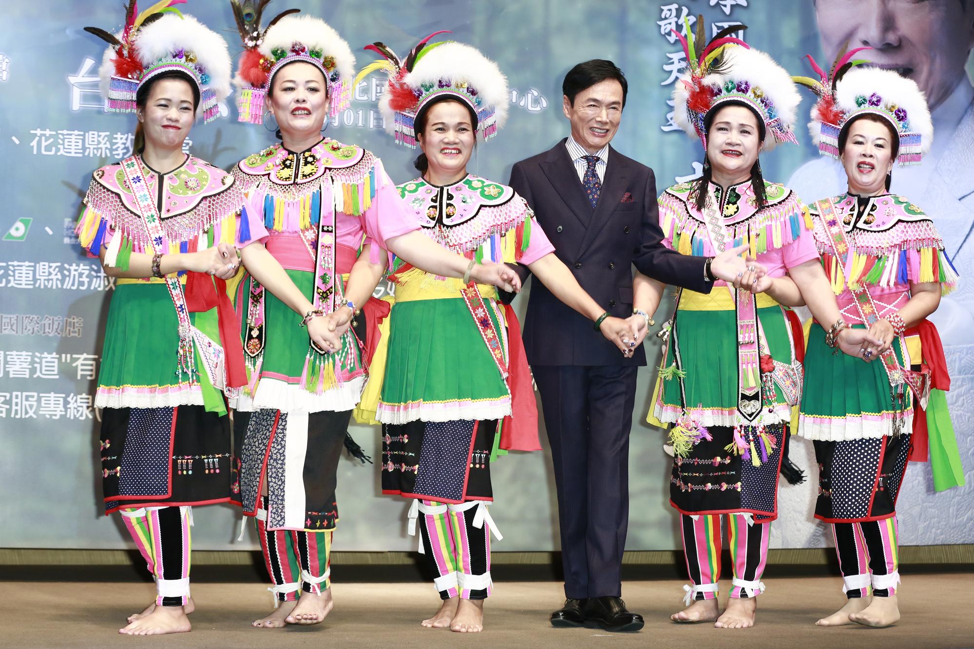 日本演歌天王森進一在原住民的歡迎舞蹈中登場，4/29將在花蓮舉行演唱會，成為首位站上花蓮演唱的日本歌手。
