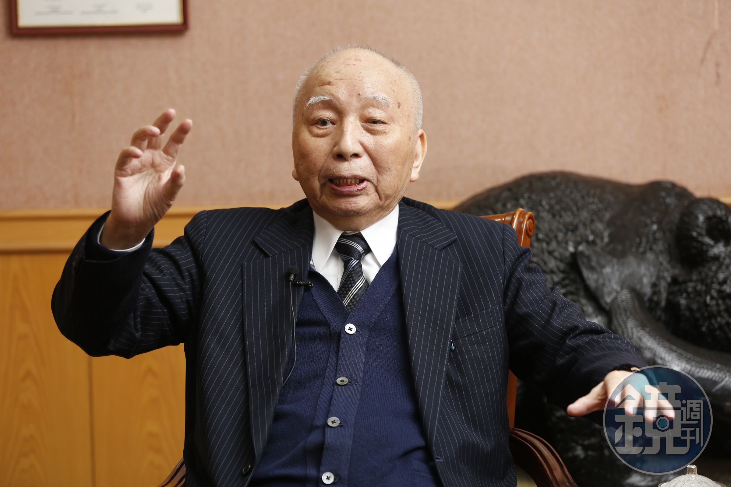 高齡94歲的穎川建忠是民視最大股東，也是青果大王陳查某的長子。