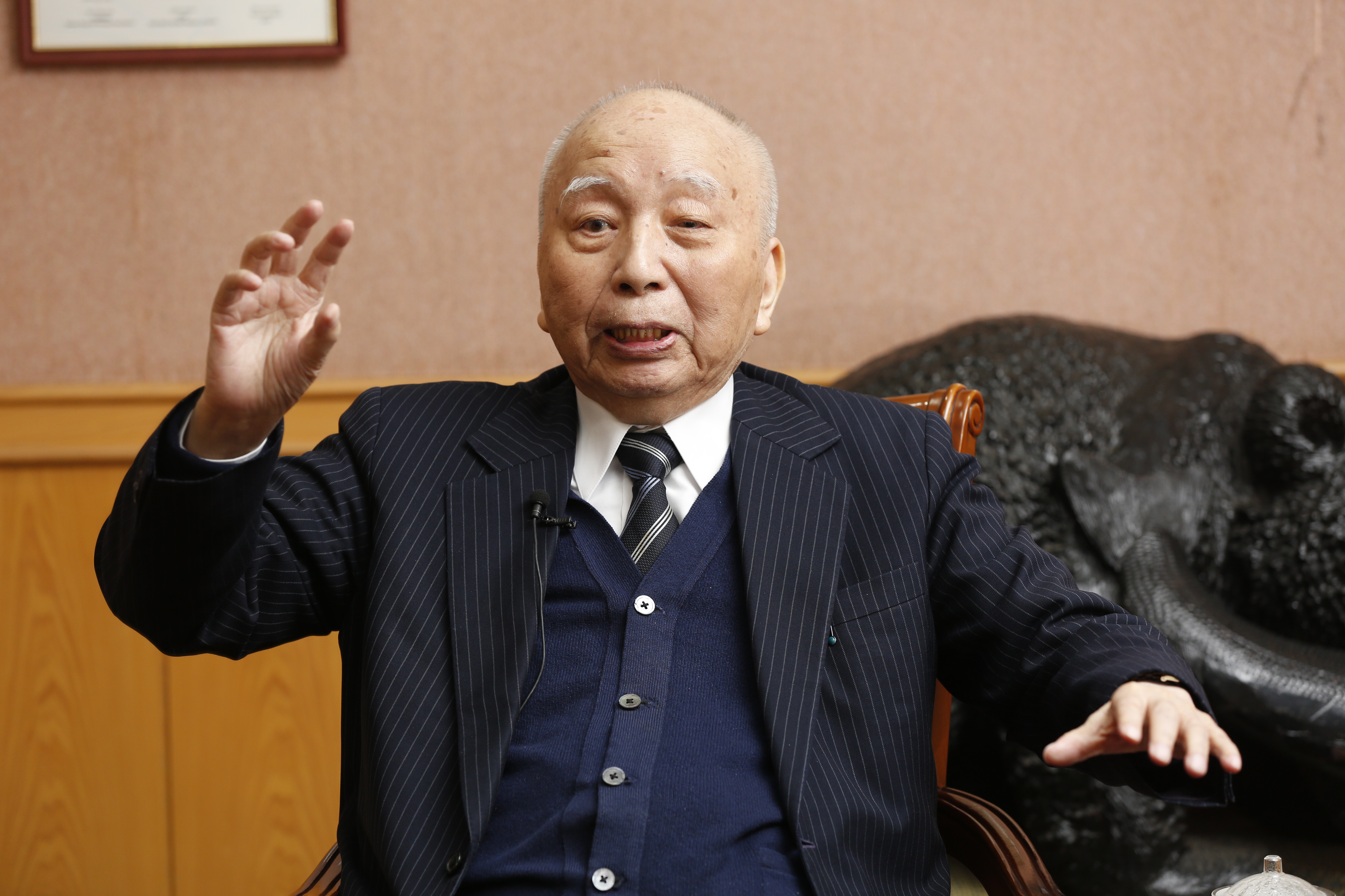 高齡94歲的穎川建忠是民視最大股東，也是青果大王陳查某的長子。