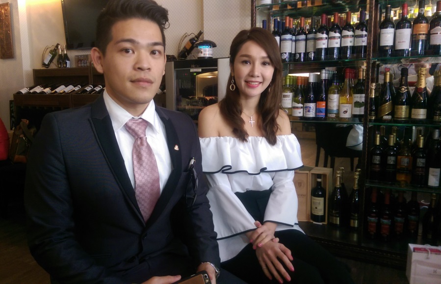 海倫清桃跟黃景裕以新人之姿受訪，頗有公開戀情的意味。