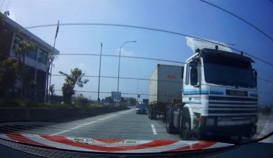 涉嫌在國道上以彈弓攻擊國光客運的聯結車司機遭警方攔查。