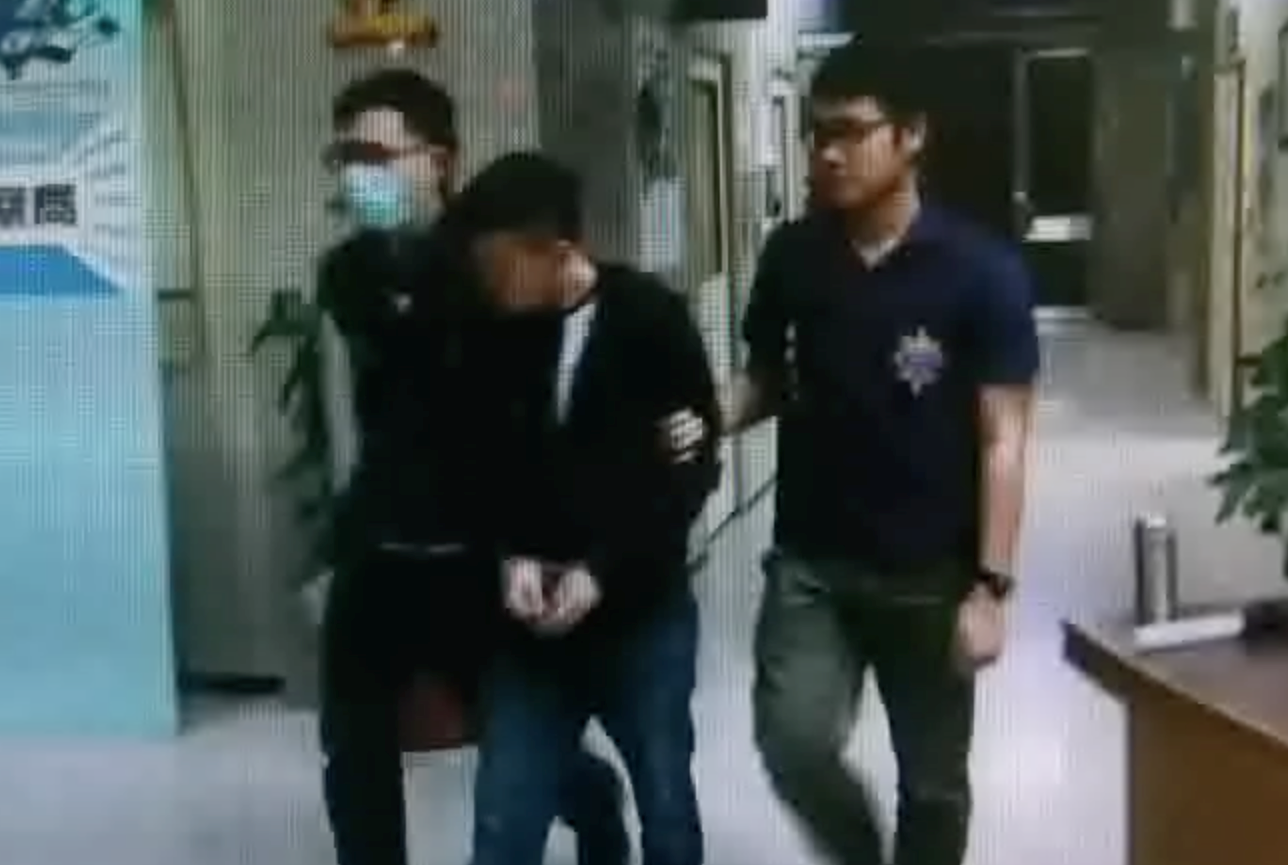 82年次的鍾嫌行徑相當中二，到案時還向警方說自己要「把全身刺滿」（刺青），讓警方當場傻眼。