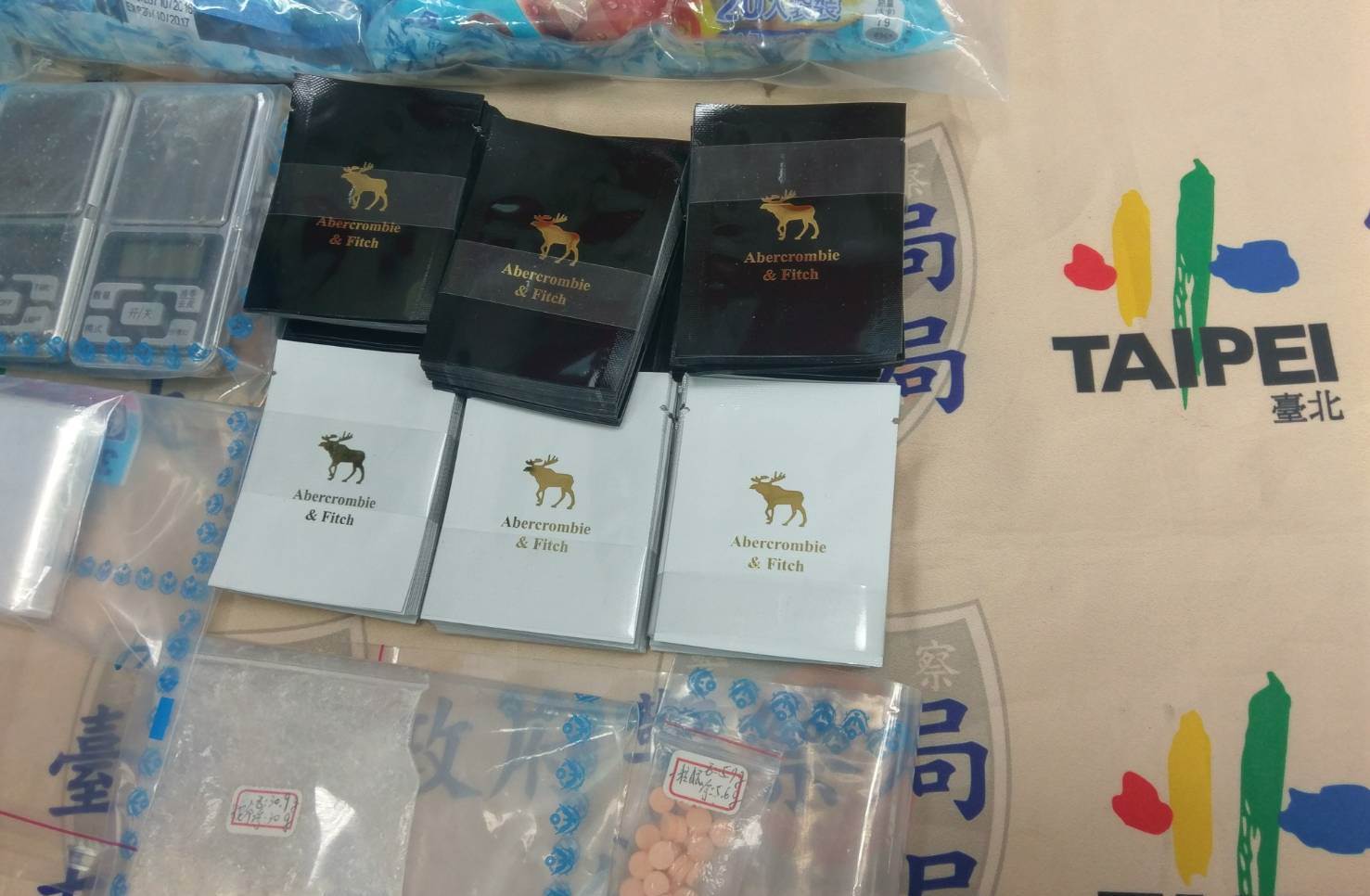 鐘嫌為了讓毒品「提升質感」，還特地印製A&F的紙盒來包裝。