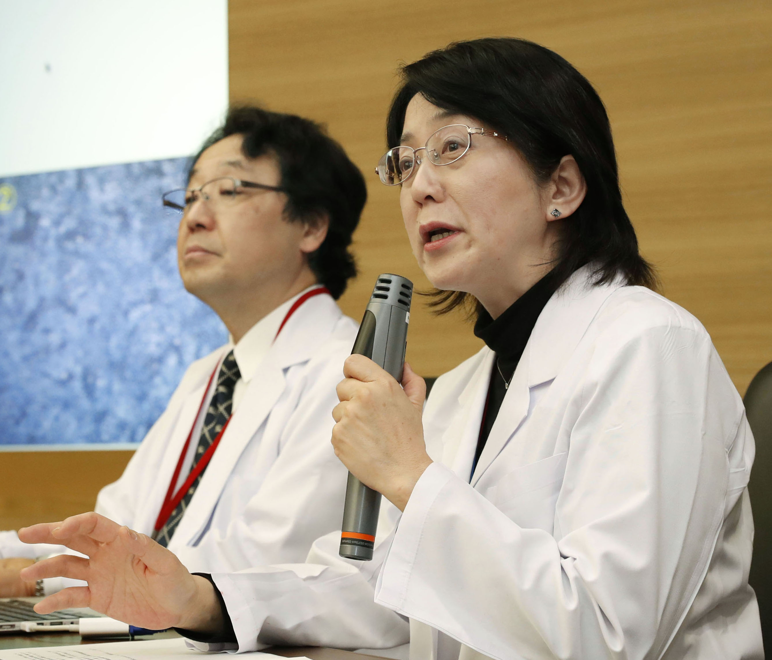 右為日本理化學研究所的iPS細胞移植計畫負責人高橋政代，攝於28日的記者會上。(東方IC)