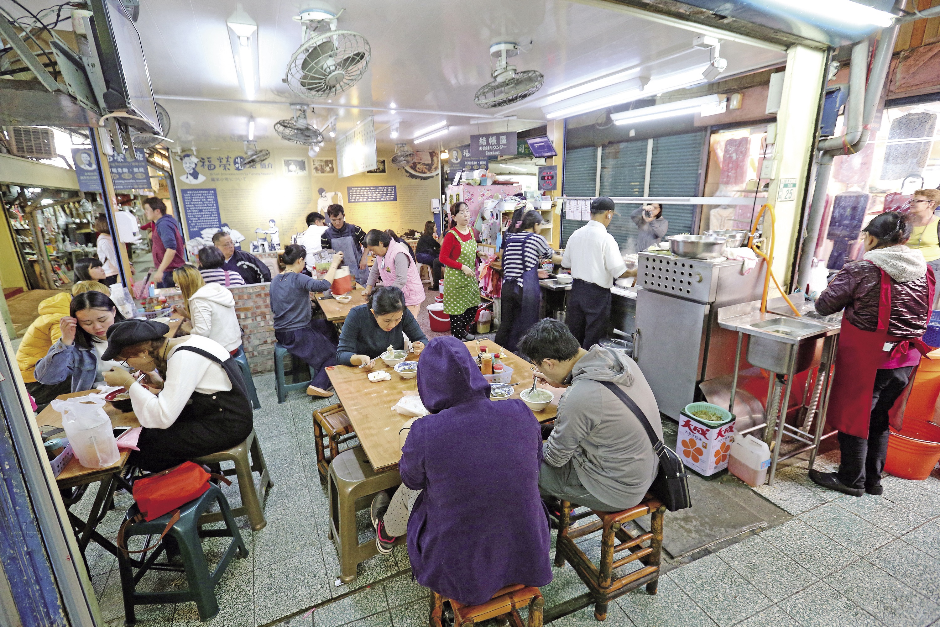 即使在非用餐時間，店內依然座無虛席，近幾年因為正興街商圈興起，客人年齡層降低不少。