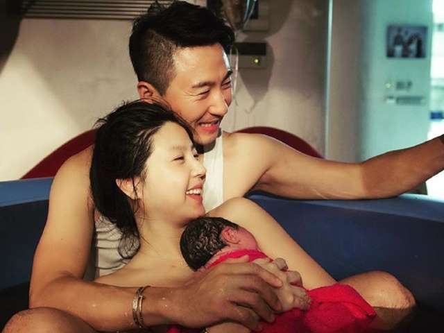 演出過《我叫金三順》《Dream High》等劇的南韓藝人李允美,水中生產方式,順利產下重3.5公斤的女兒。(翻攝自李允美instagram)