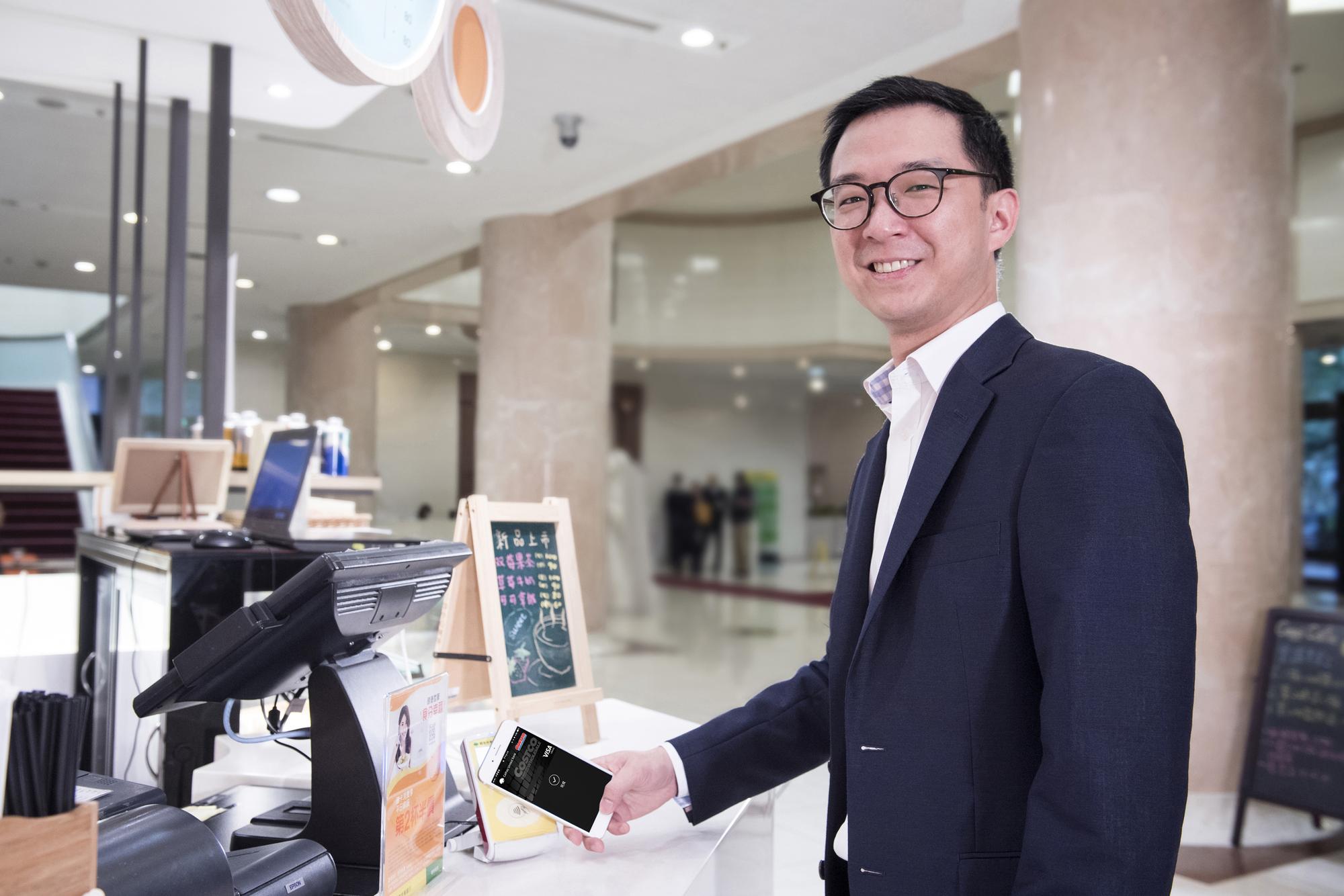 Apple Pay上線，國泰世華銀行副董事長蔡宗翰率先體驗。（國泰世華銀提供）