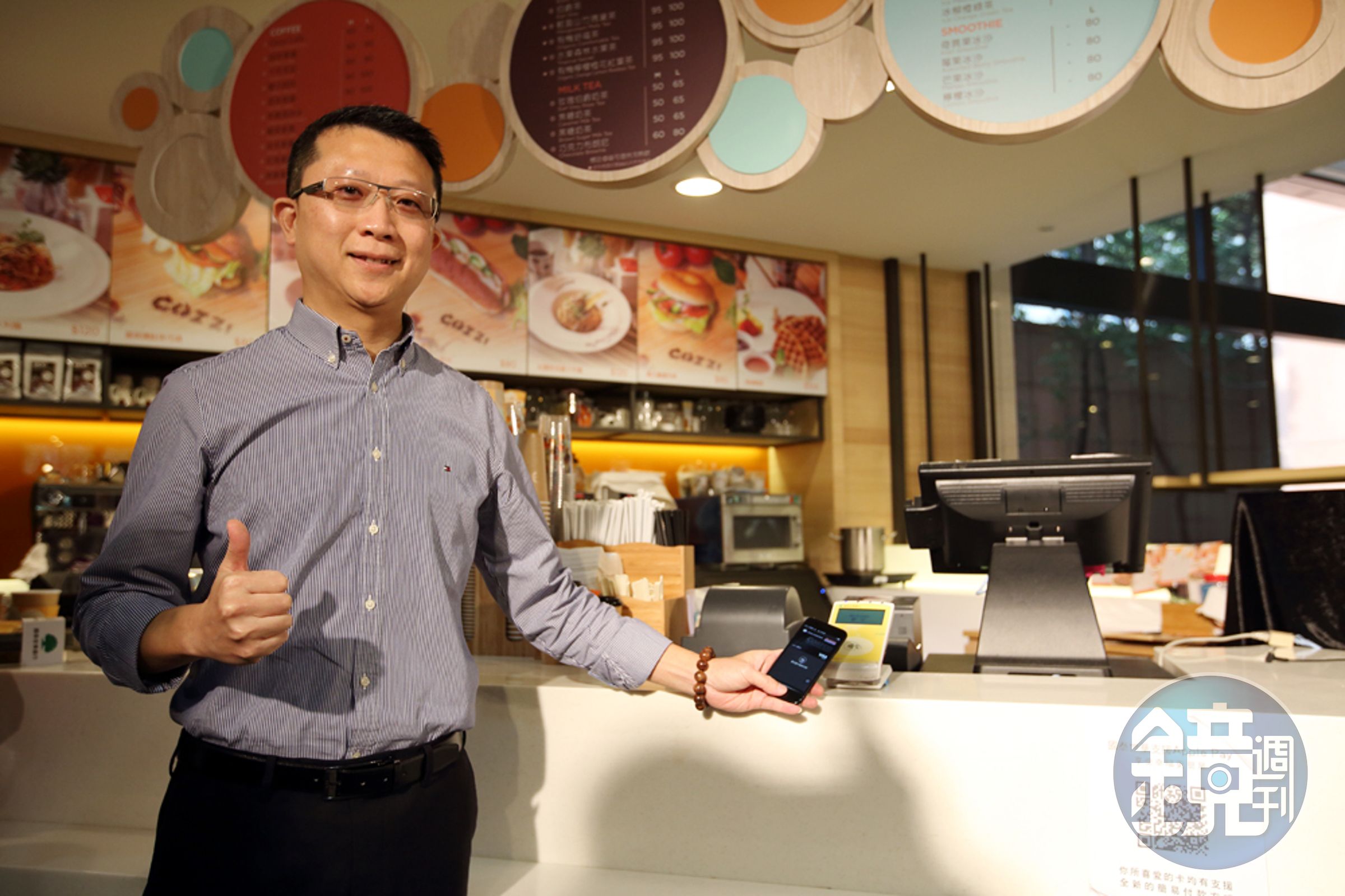 國泰世華銀29日選在人壽大樓辦Apple Pay上線記者會，主管現場用Apple Pay買咖啡。