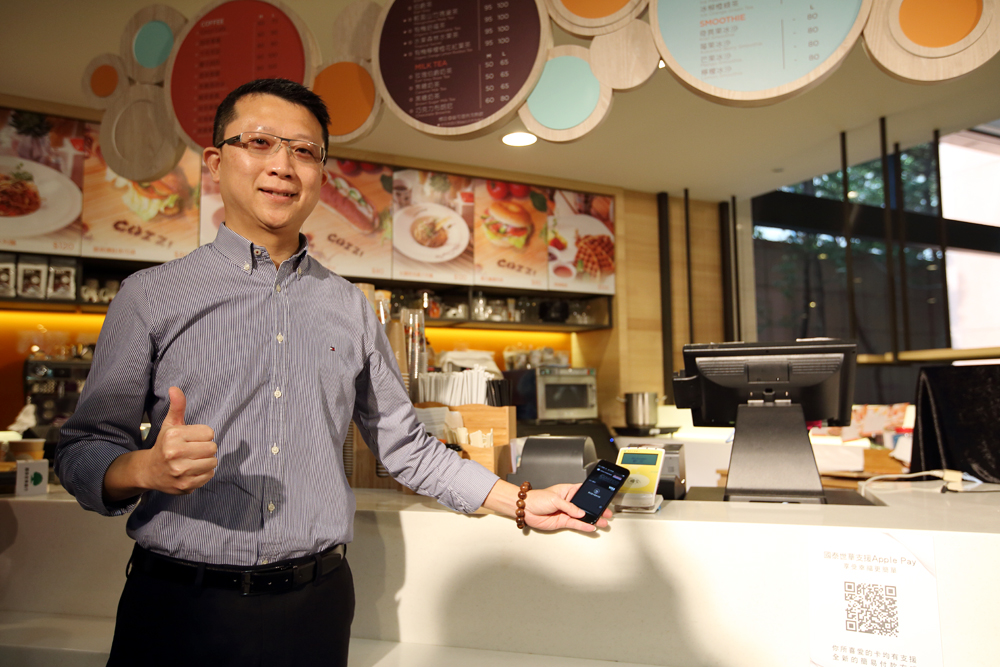國泰世華銀29日選在人壽大樓辦Apple Pay上線記者會，主管現場用Apple Pay買咖啡。