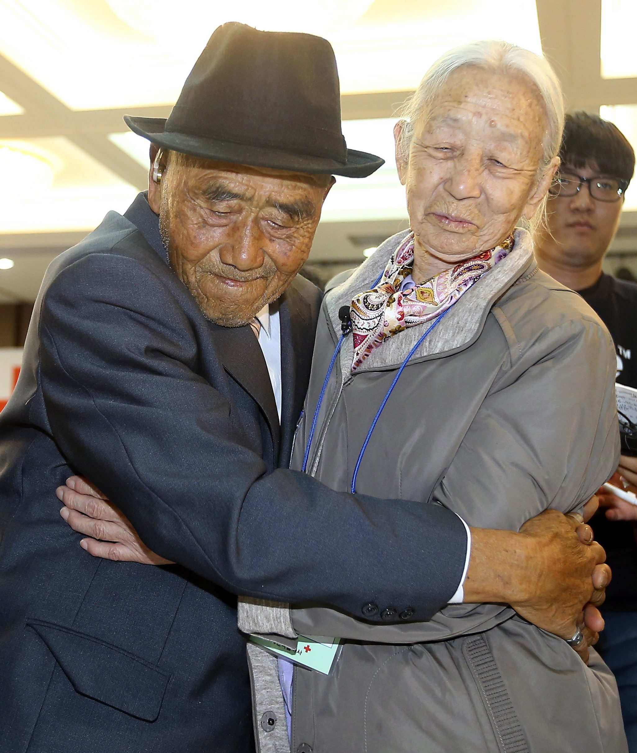 據一份最新研究報告,老年喪偶,南韓人最憂鬱。圖為2015年10月,一對離散的南北韓夫妻重聚。(東方IC)