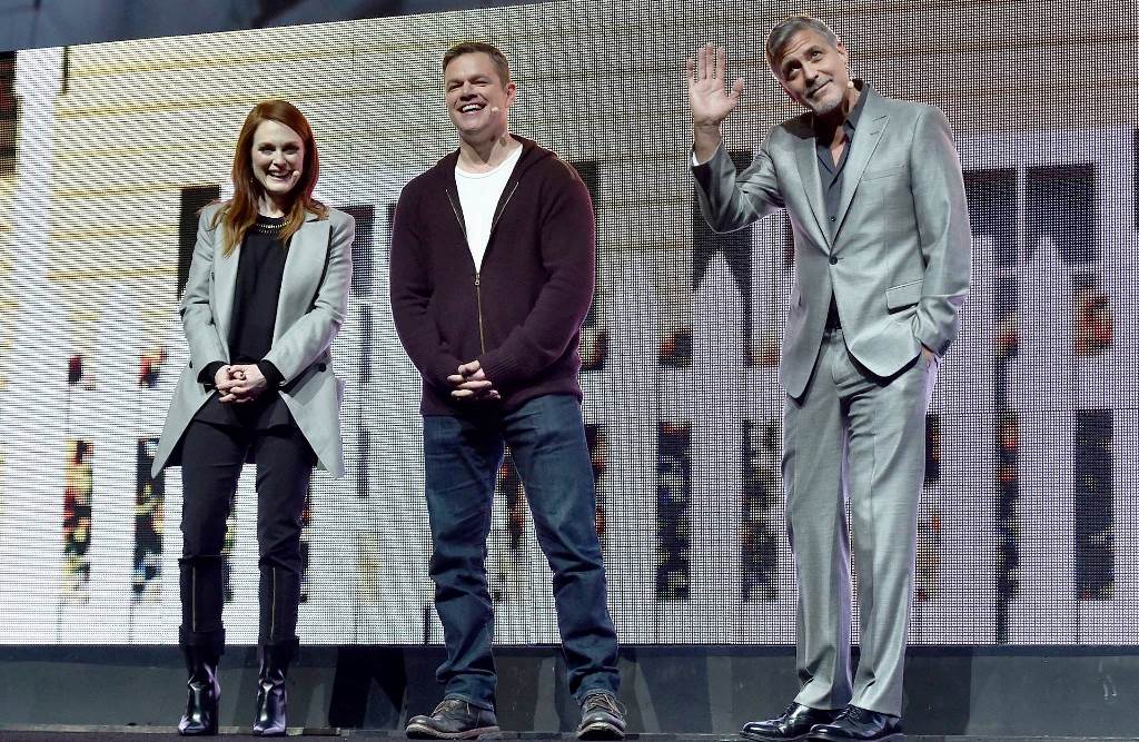 喬治克隆尼（右）導演新片《Suburbicon》，與好友麥特戴蒙（中）、茱莉安摩爾合作，週二於戲院博覽會上亮相。